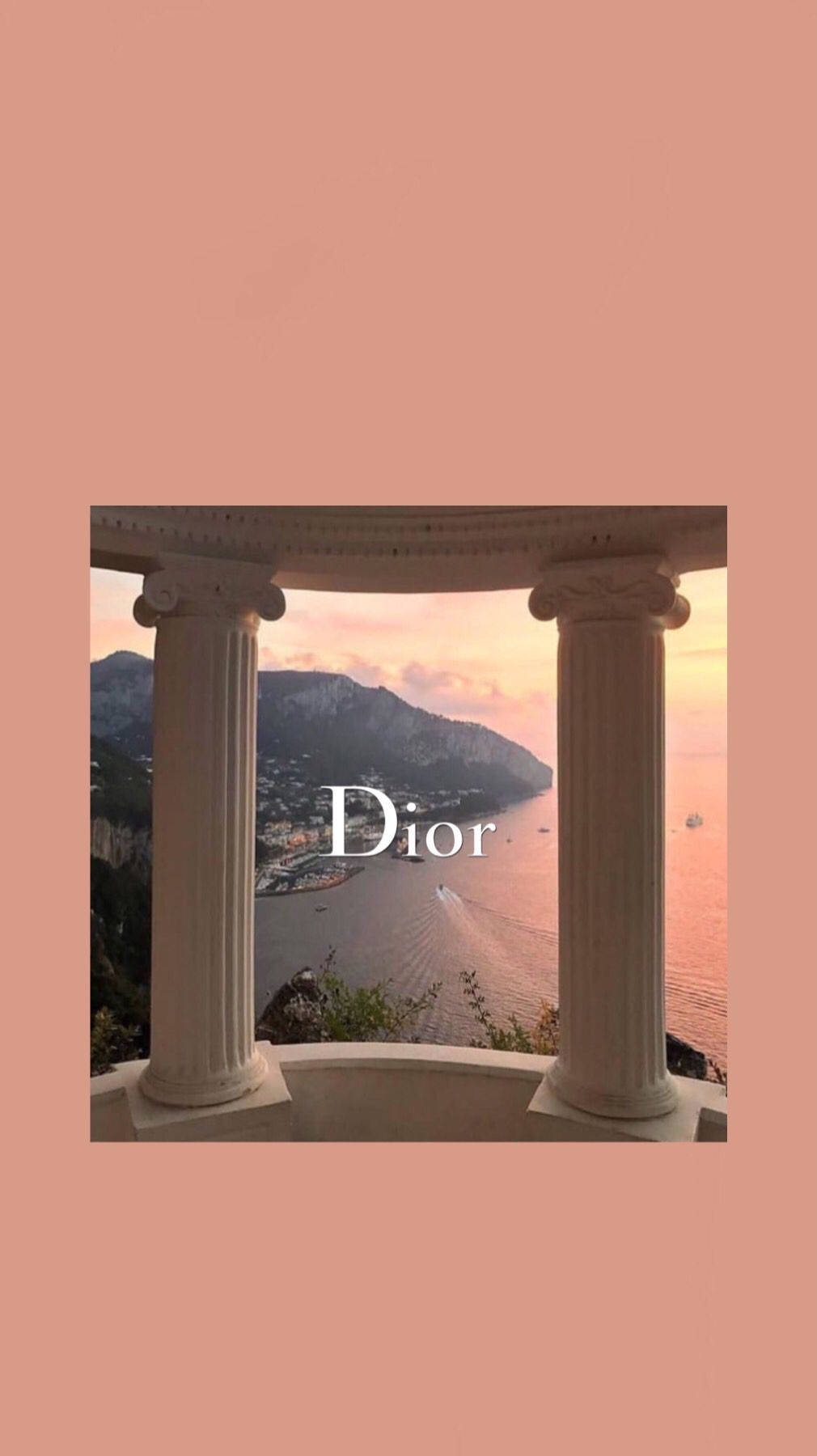 粉紅色框景觀中的沿海城鎮日落與Dior標誌