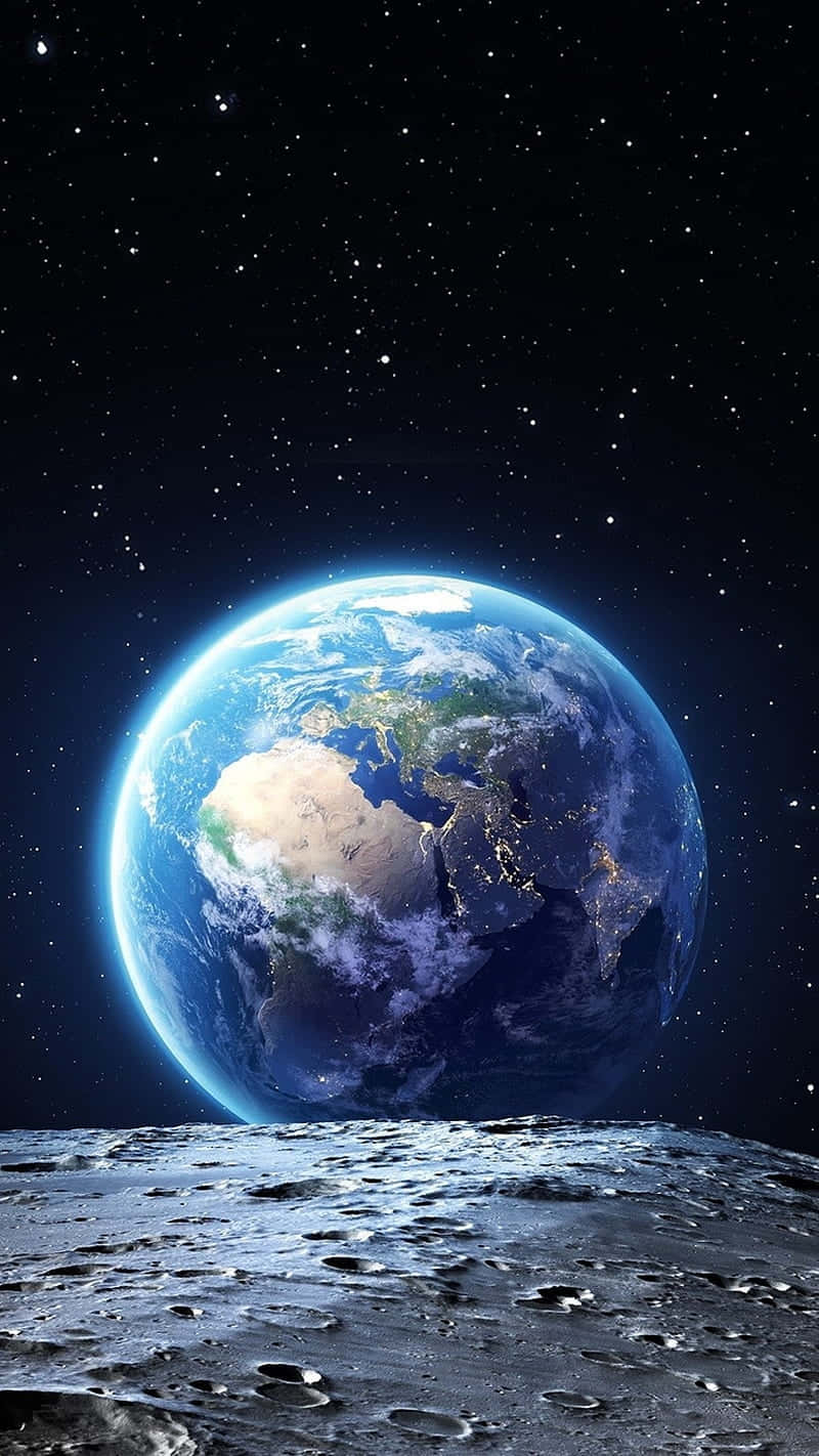 Abstract Earth 桌布 壁紙 — 地球在月球佈滿隕石坑的表面上方，於繁星點點的宇宙天空下發出藍綠光芒。