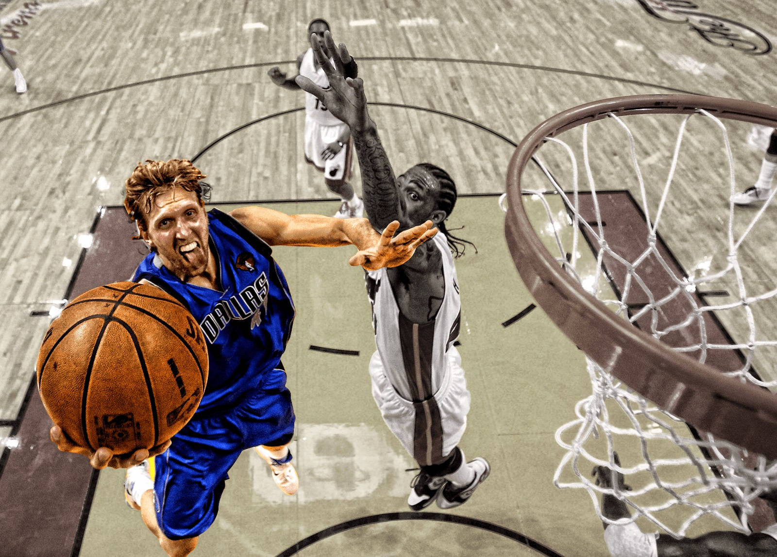 Dirk Nowitzki上籃動作 壁紙 — 一名身穿藍色球衣的籃球運動員跳向籃框，而一名身穿白色球衣的防守球員試圖封阻他的投籃。