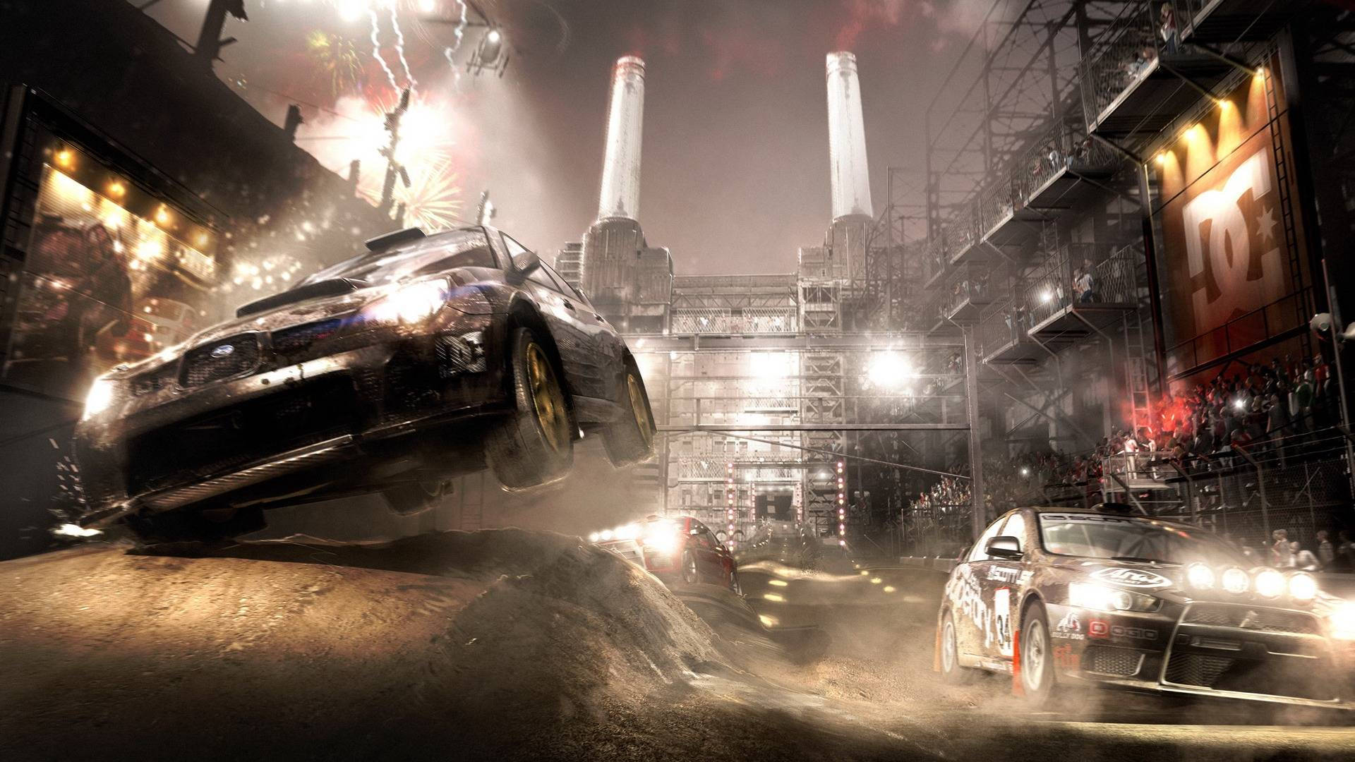 Dirt 3 Subaru 斜轉 壁紙 — 一輛拉力賽車在戲劇性的夜間燈光下，飛越工業賽道上的土丘。