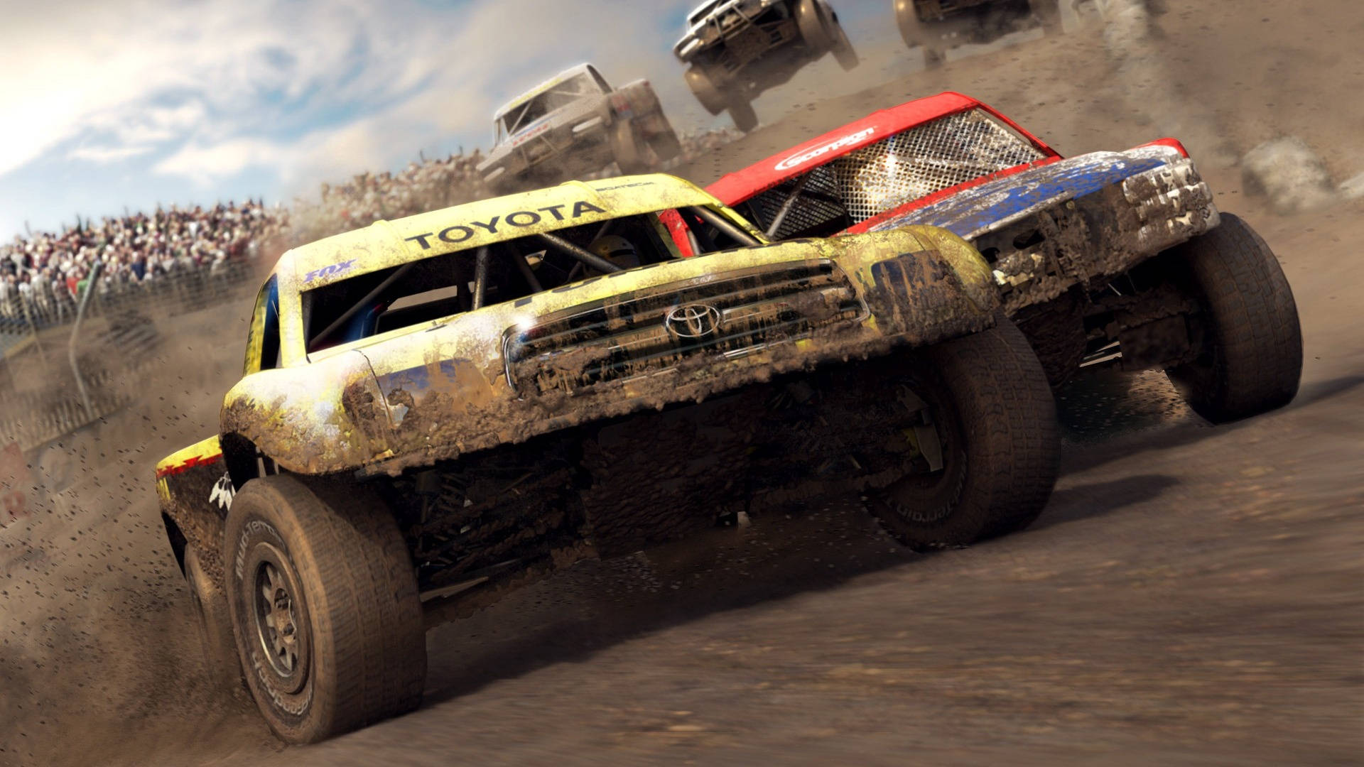 Dirt 3 丰田 Stadium Truck 壁紙 — 兩輛沾滿泥濘的怪獸卡車在泥地賽道上空中相撞，引擎轟鳴，人群歡呼。