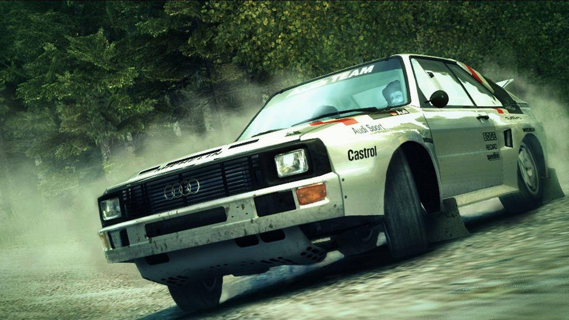 Dirt 3 奧迪 Sport Quattro 壁紙 — 一輛白色奧迪拉力賽車在森林泥路上疾馳，揚起灰塵。