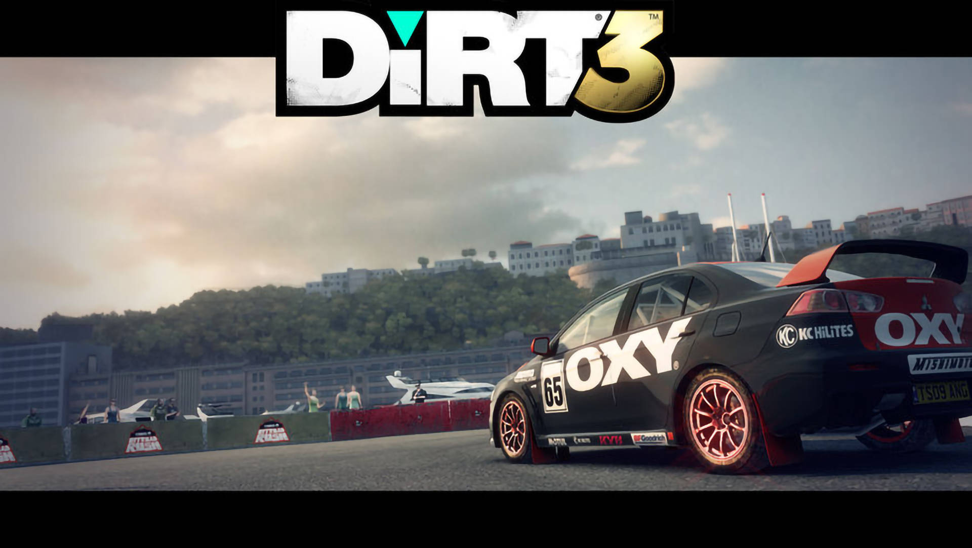 Dirt 3 後視三菱 Lancer 壁紙 — 一輛帶有紅色點綴的黑色拉力賽車在沿海賽道上飄移，上方懸浮著 'DiRT 3' 標誌。