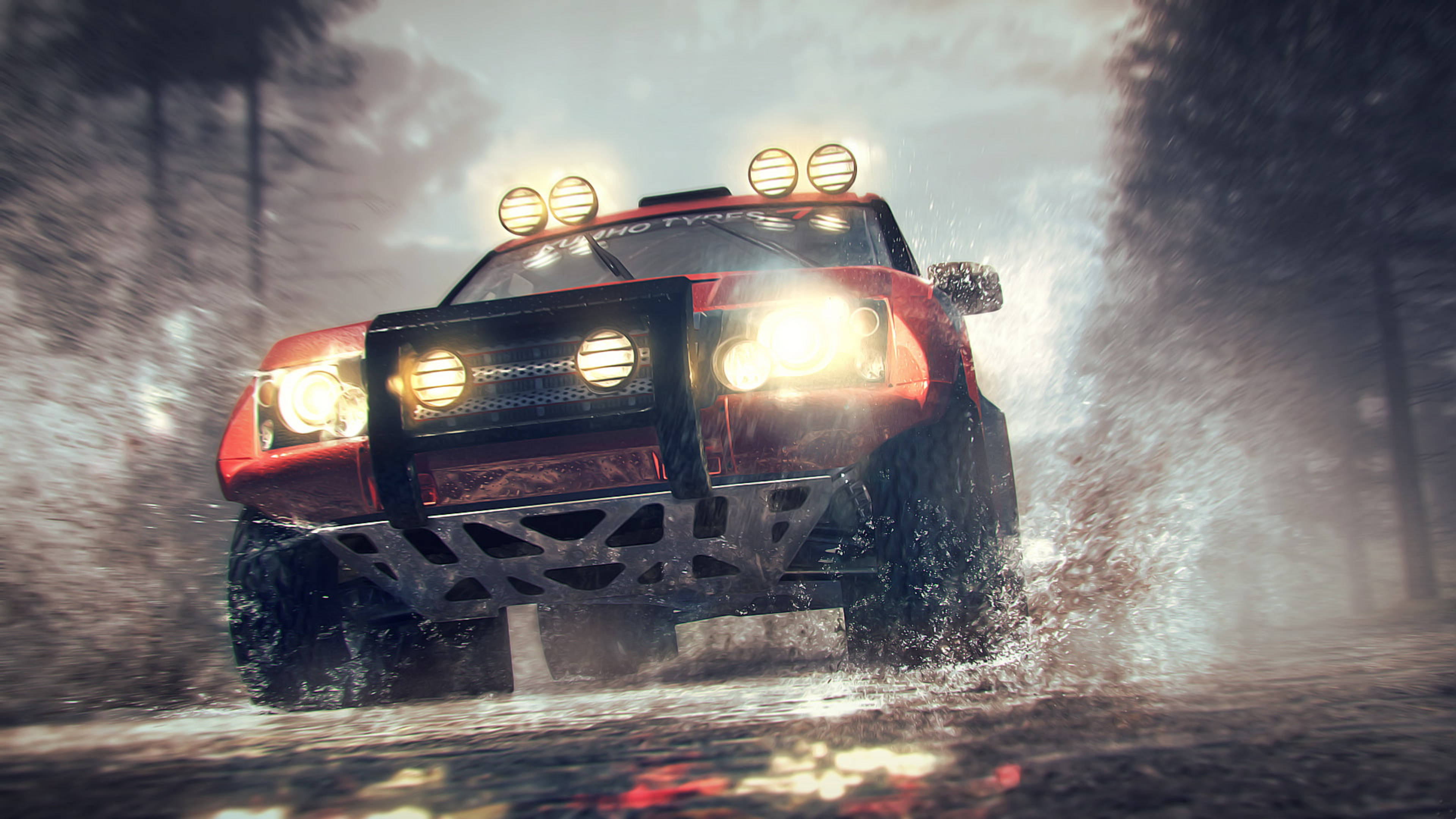 Dirt 3 碼頭敵手 壁紙 — 一輛紅色越野車配備明亮頭燈，在暴風雨的道路上濺起泥水。