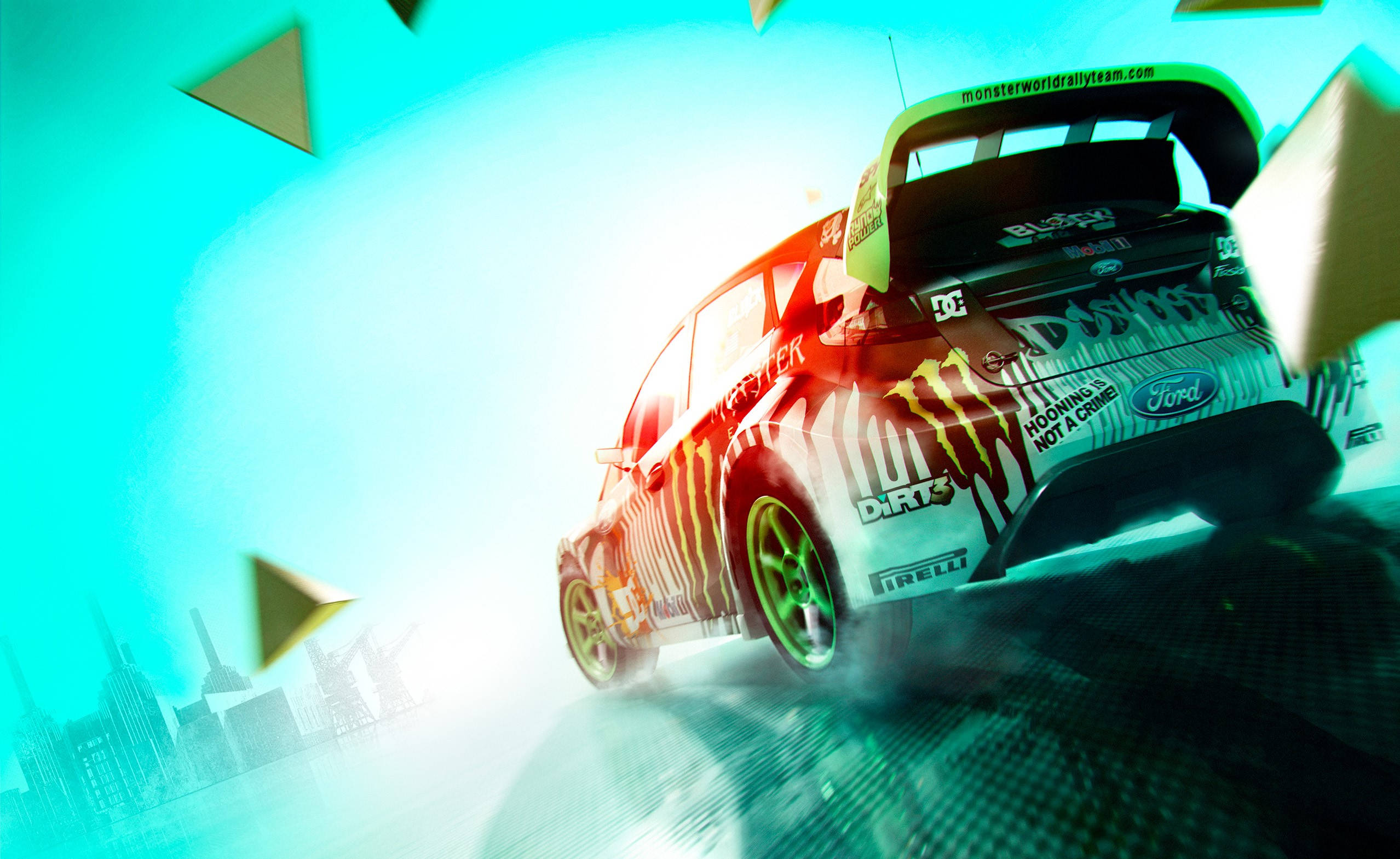 Dirt 3 福斯 Fiesta 賽車極致表現 壁紙 — 一輛帶有Monster Energy品牌標誌的鮮豔拉力賽車，在發光的青色天空下，飛馳而過風格化的城市景觀。