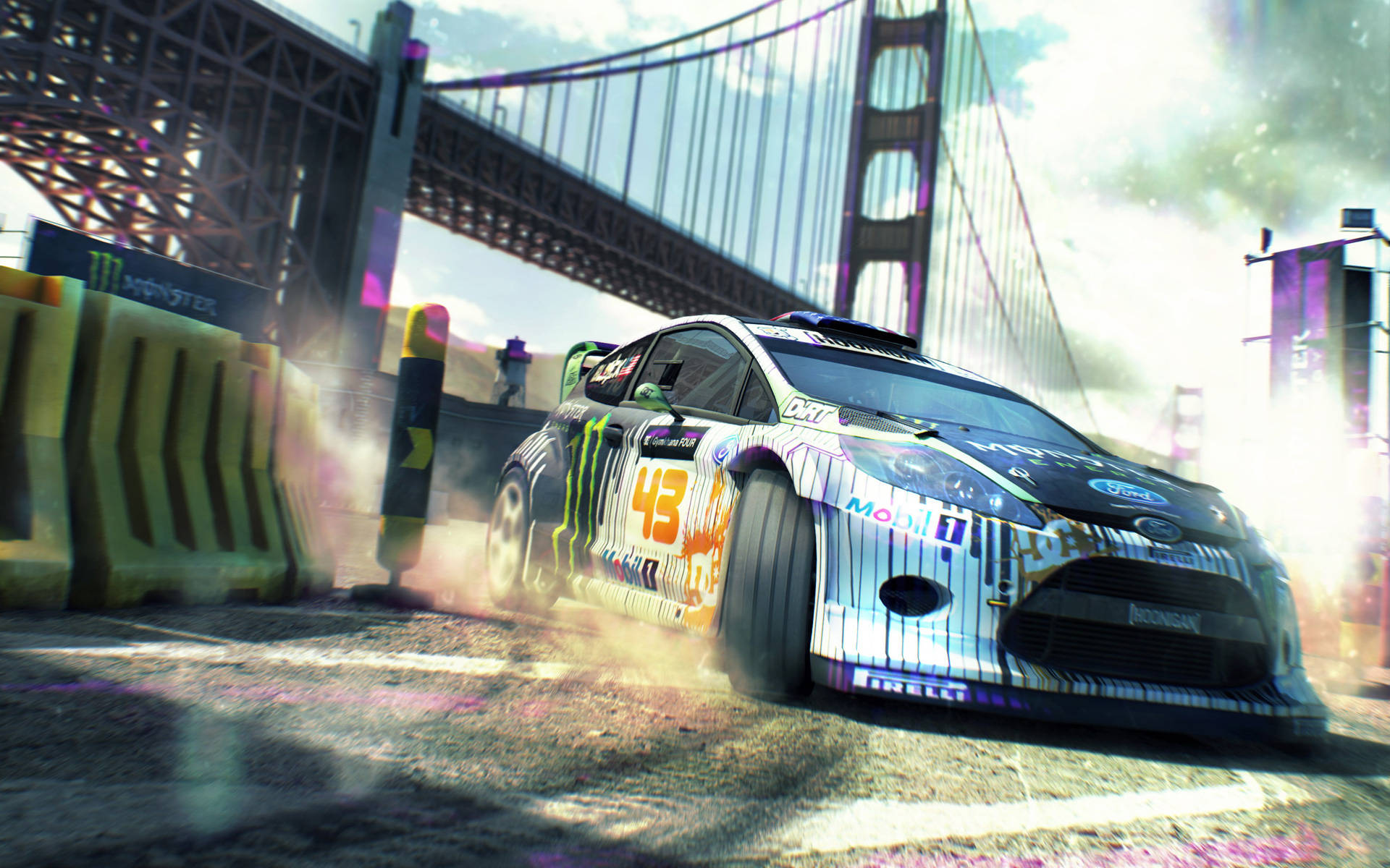 Dirt 3 福斯 布魯克林大橋 壁紙 — 一輛編號43的拉力賽車在金門大橋下甩尾過彎，揚起灰塵和煙霧。