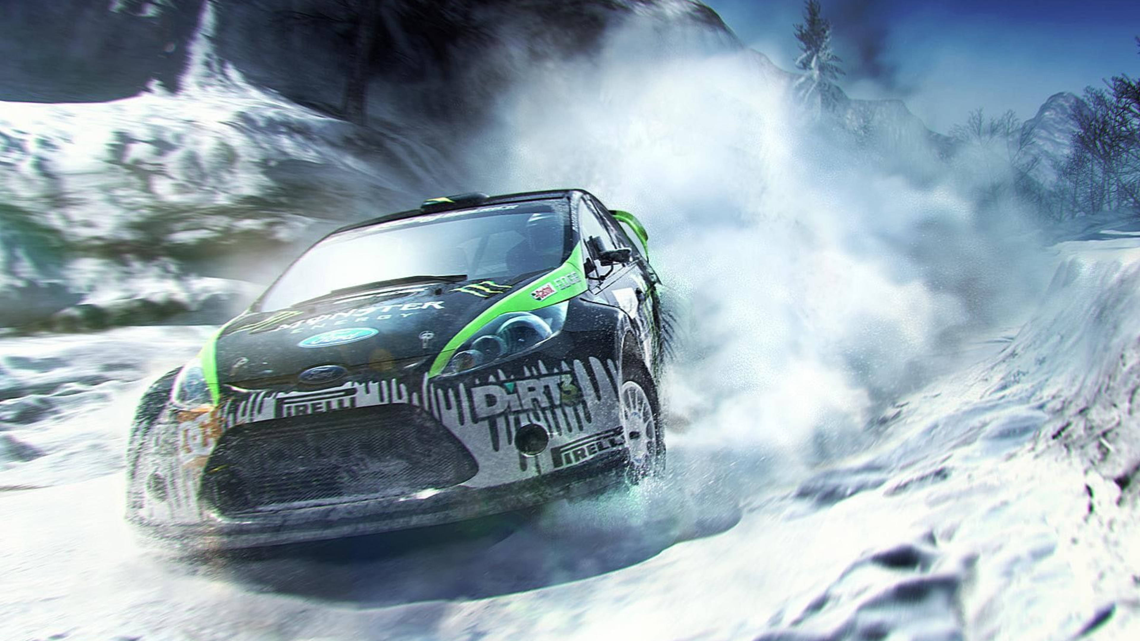 《Dirt 3》福特雪地漂移 壁紙 — 一輛黑綠色的拉力賽車在雪地山口中疾馳，揚起雪花。