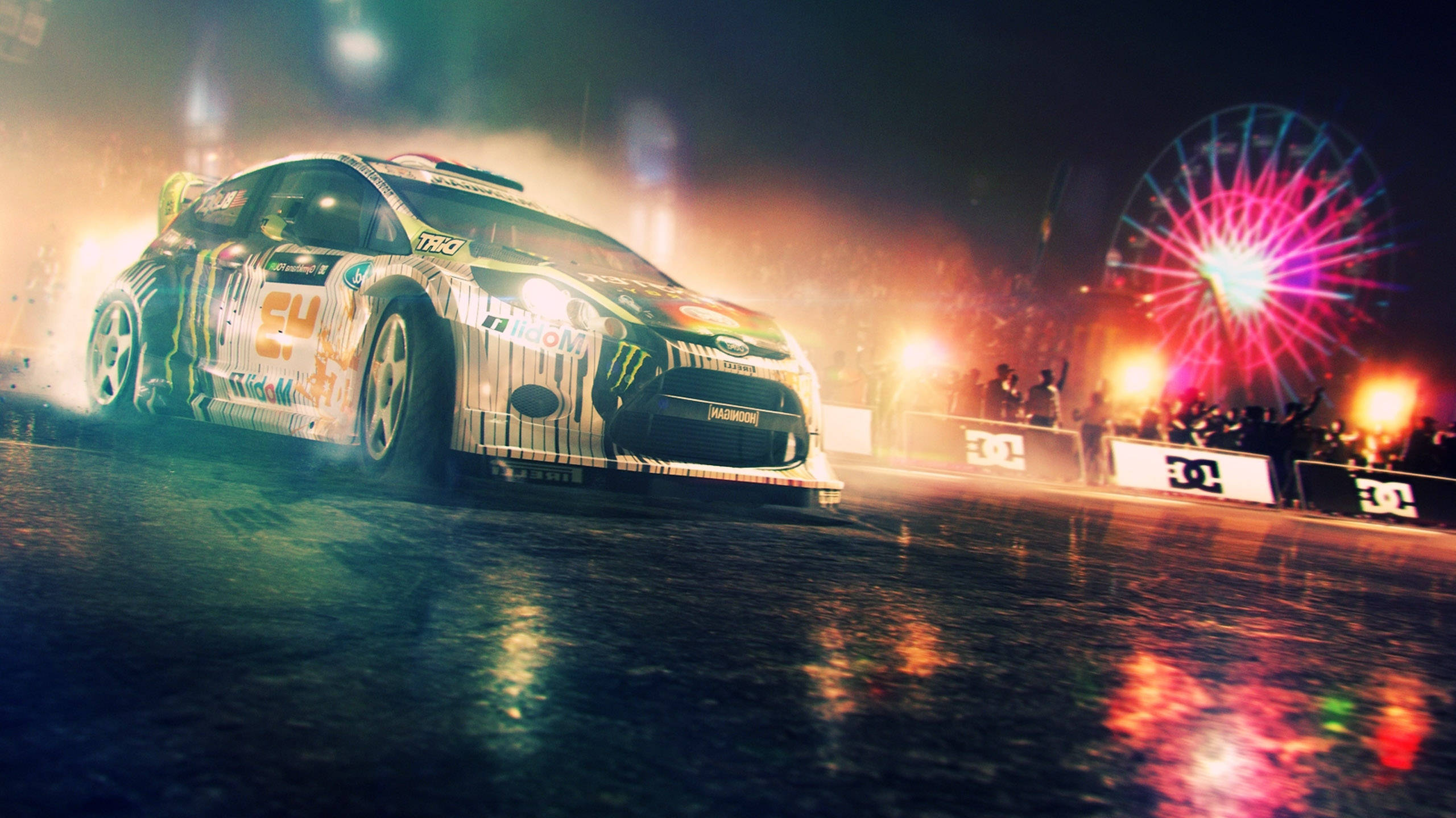 Dirt 3 賽車疾馳於摩天輪前 壁紙 — 一輛拉力賽車在夜間濕滑的賽道上飄移，背景是閃爍的摩天輪和歡呼的人群。