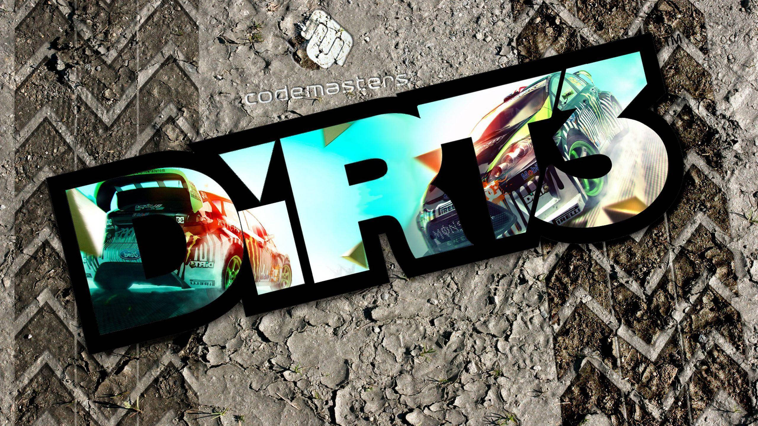 Dirt 3 遊戲標誌與漂移痕跡 壁紙 — 粗體 'DIRT 5' 標誌，字母內有賽車，置於裂開的瀝青紋理上。