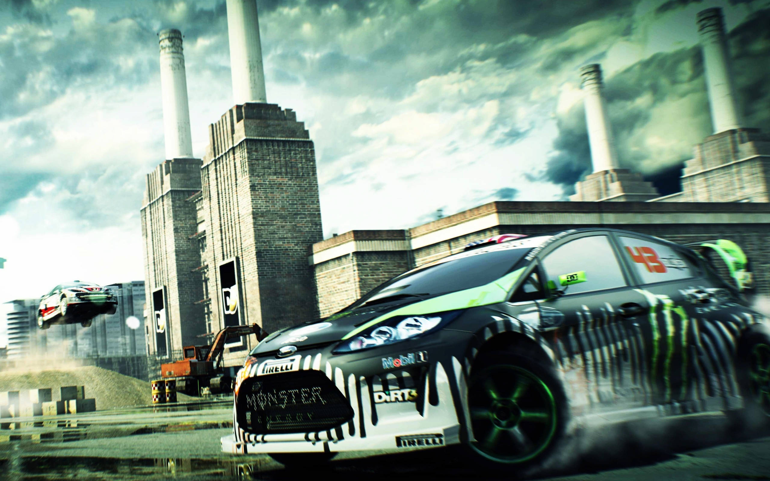 Dirt 3 電力站背景 壁紙 — 一輛黑綠色的拉力賽車在暴風雨的天空下，穿過有煙囪的工業區飛馳。