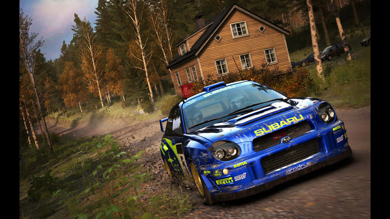 在這款沉浸式背景中感受《Dirt Rally》的刺激 壁紙 — 一輛藍色Subaru拉力賽車在森林鄉村環境中駛過一間木屋，揚起灰塵。