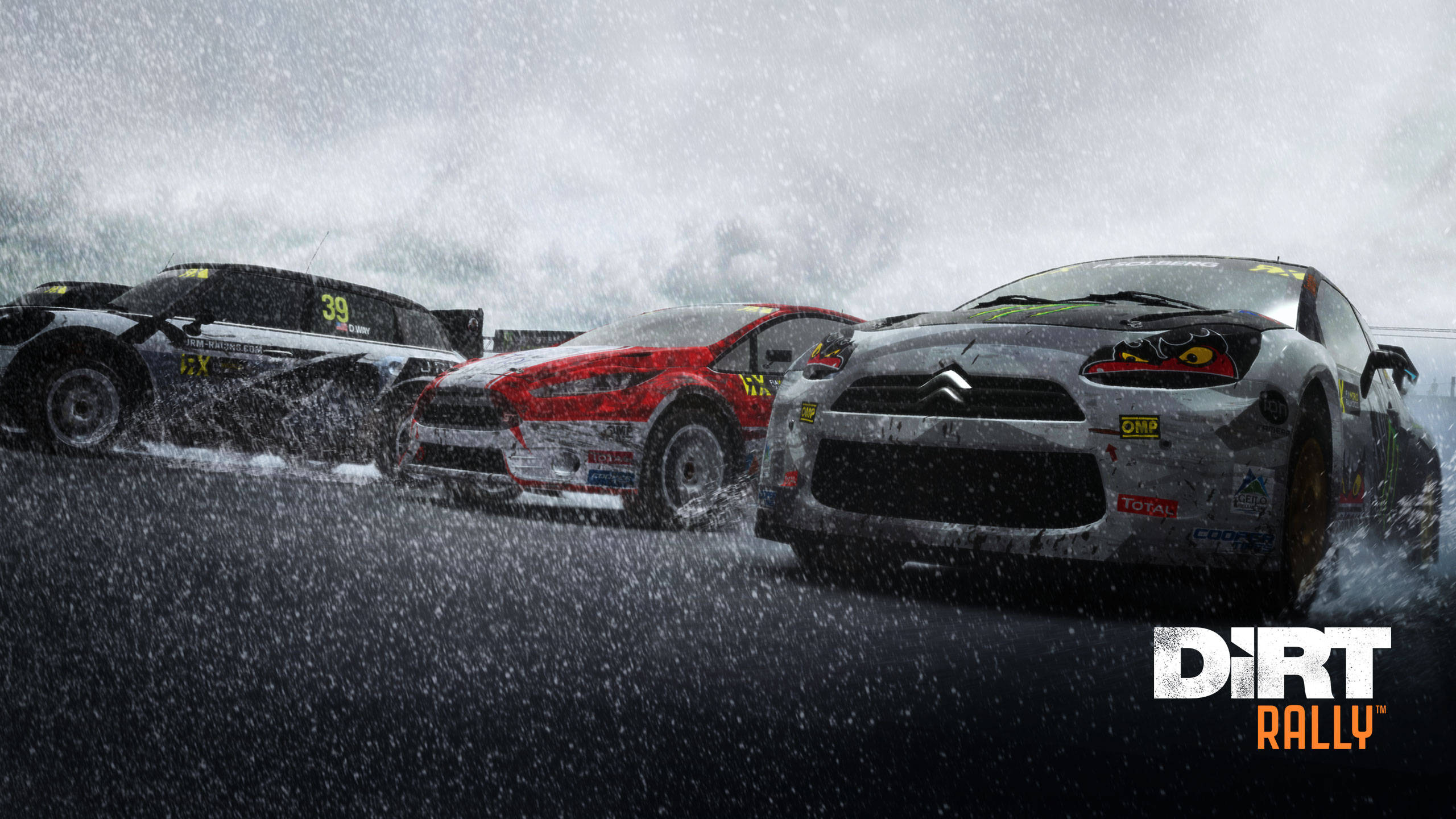 《Dirt Rally》雨中賽車 壁紙 — 三輛拉力賽車在暴雨中於濕滑的瀝青賽道上飛馳，水花四濺。