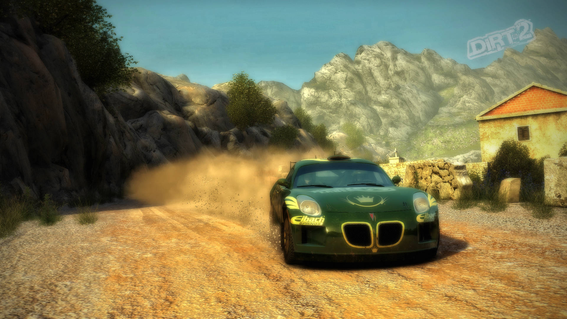 《Dirt Rally》Pontiac Solstice賽車 壁紙 — 一輛綠色拉力賽車在晴朗藍天下，於石屋旁邊的岩石山路揚起灰塵。