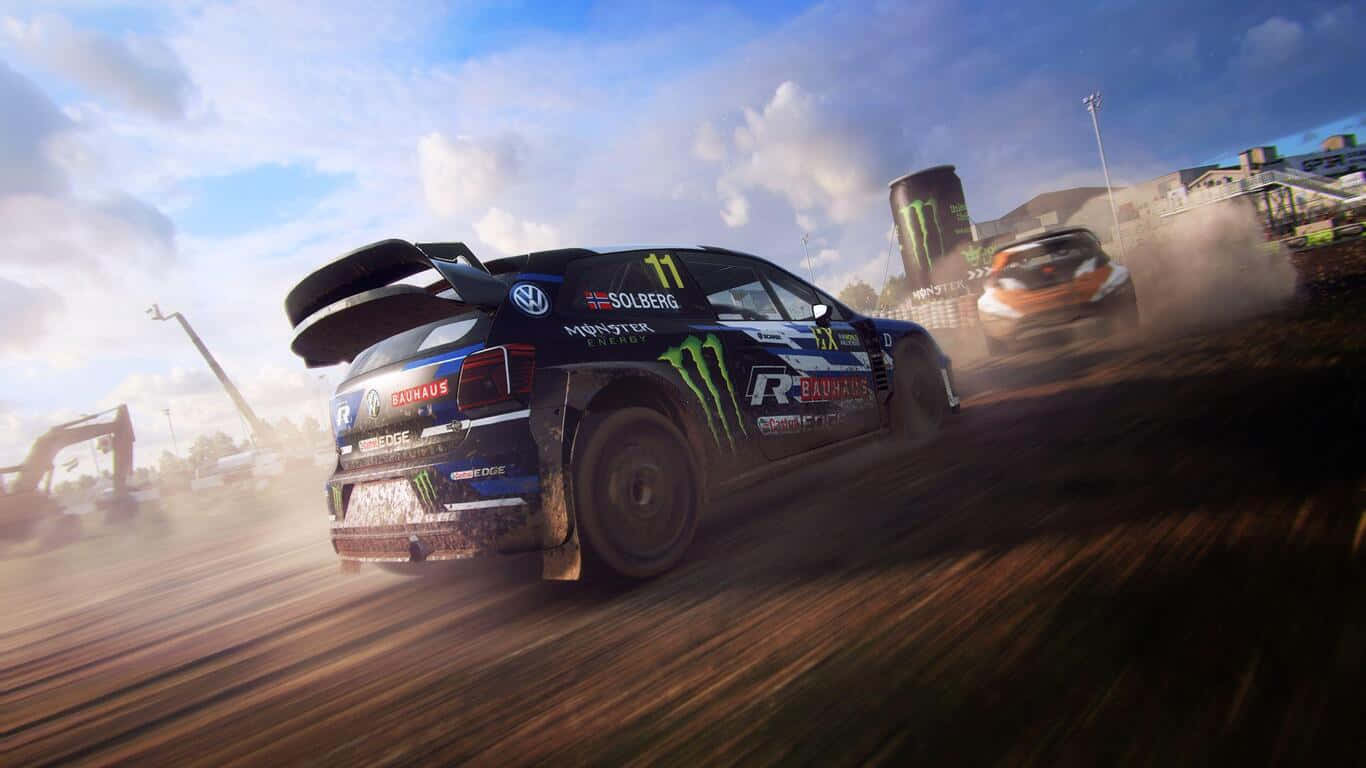 在《Dirt Rally》中讓輪胎沾滿泥漬 壁紙 — 一輛帶有Monster Energy標誌的藍色拉力賽車在晴朗天空下，於塵土飛揚的越野賽道上疾馳，揚起泥土。
