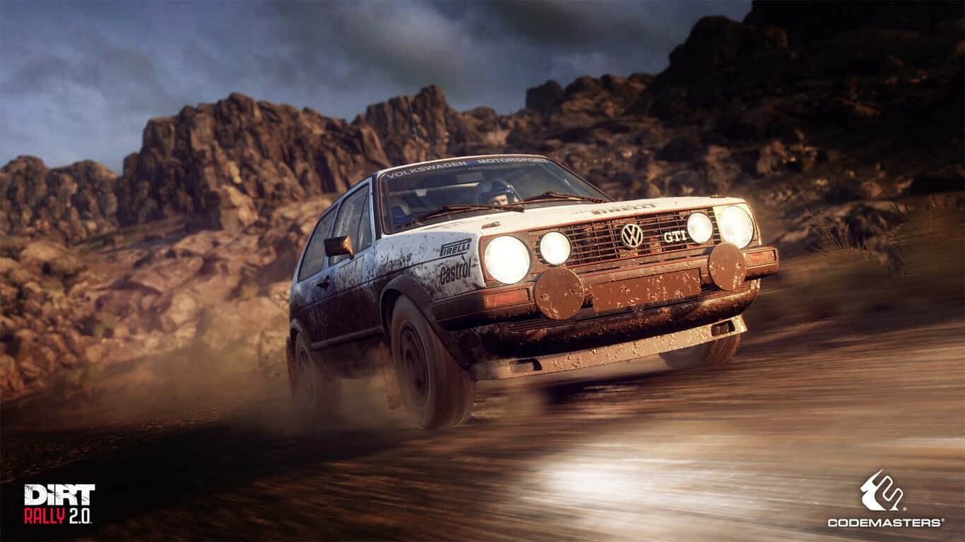 在《Dirt Rally》中征服泥地賽道 壁紙 — 一輛泥濘的福士汽車拉力賽車在風暴天空下疾馳穿過岩石沙漠景觀，揚起塵土。