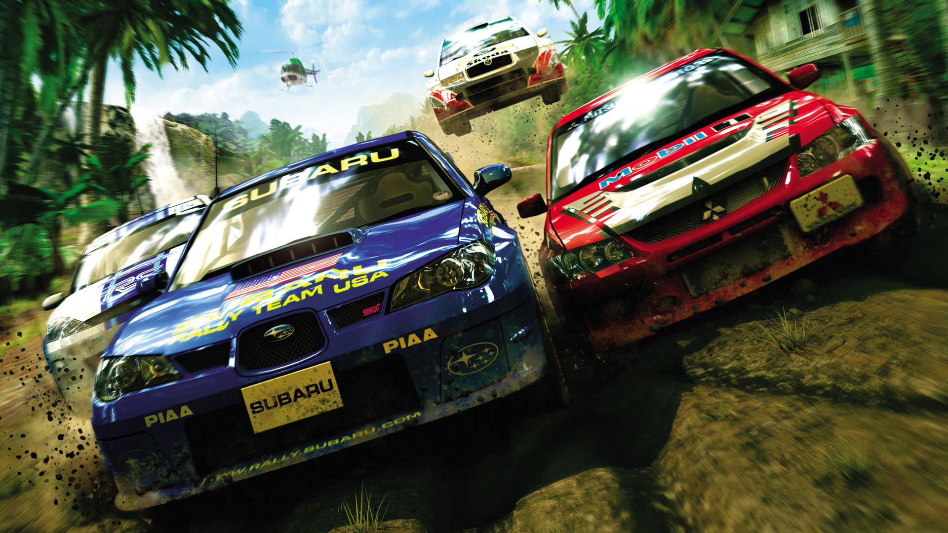 《Dirt Rally》中的Subaru與Mitsubishi賽車 壁紙 — 三輛拉力賽車在泥濘的熱帶叢林賽道上飛馳，頭頂有直升機。