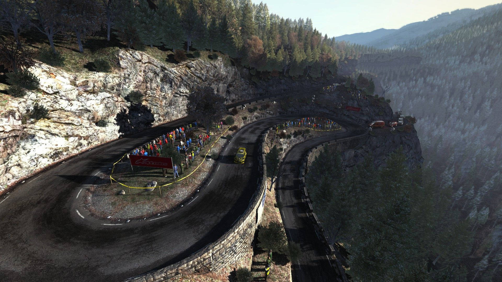《Dirt Rally》山側賽道 壁紙 — 一輛黃色拉力賽車在秋樹下觀眾沿路邊的山路急彎中飛馳。