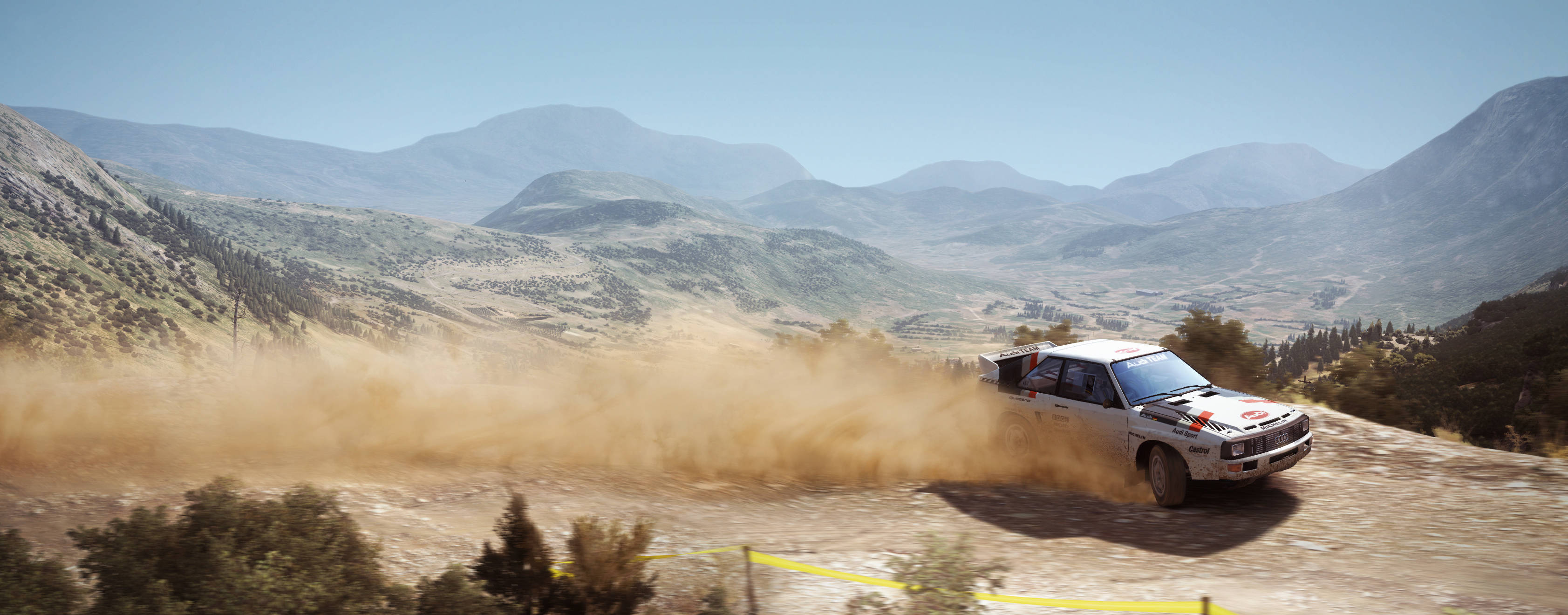 Dirt Rally 山頂賽道 壁紙 — 一輛白色拉力賽車在晴朗藍天下，於崎嶇的山路上疾馳，揚起塵土。