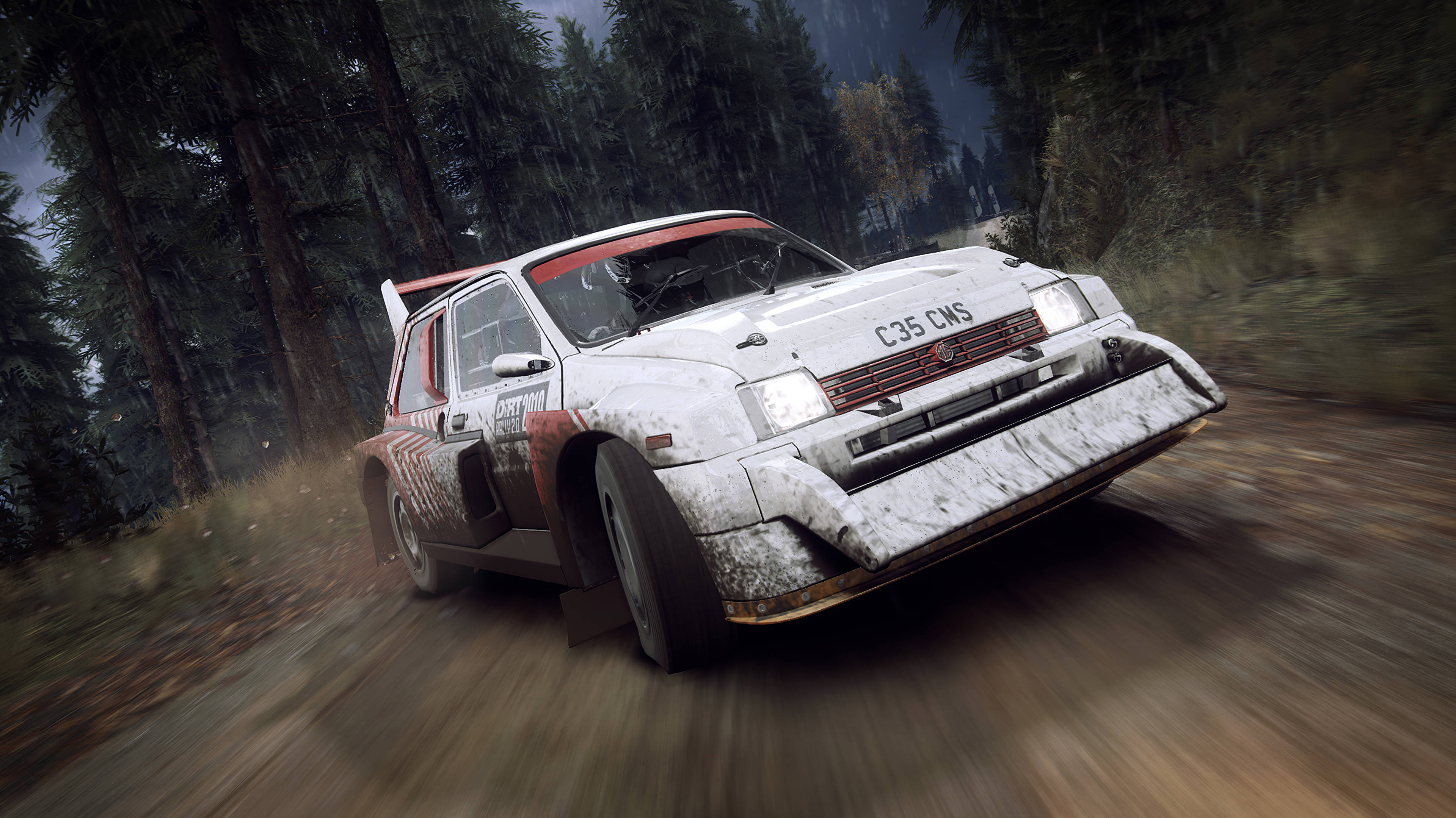 《Dirt Rally》經典MG Metro 6R4賽車激烈競速 壁紙 — 一輛泥濘的白色拉力賽車在森林中的泥路上飛馳，揚起灰塵，呈現動態的3D渲染場景。
