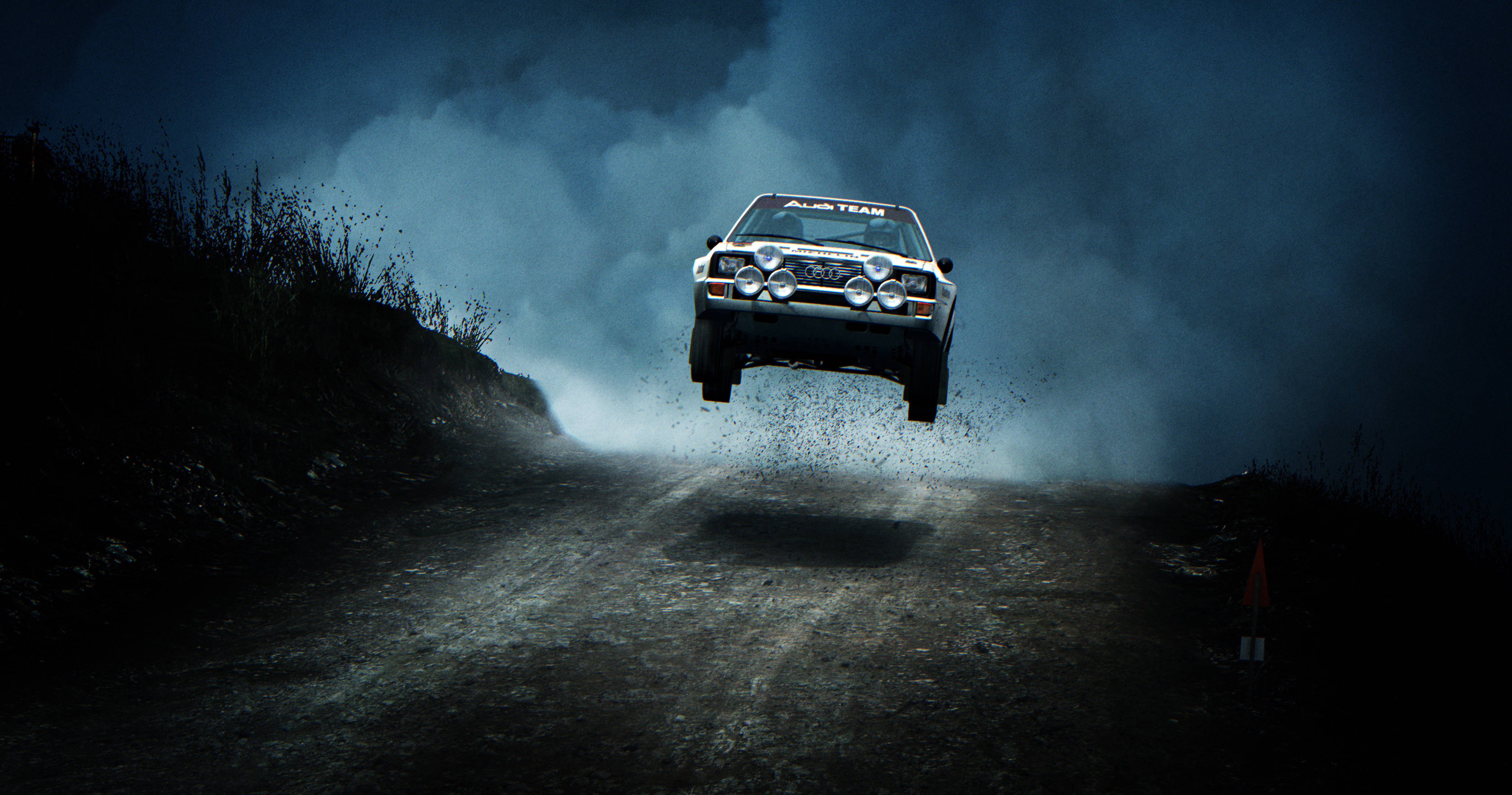 Dirt Rally 賽車躍起飛行 壁紙 — 一輛拉力賽車在夜間飛越泥路，車頭燈閃耀，煙霧在後方翻滾。