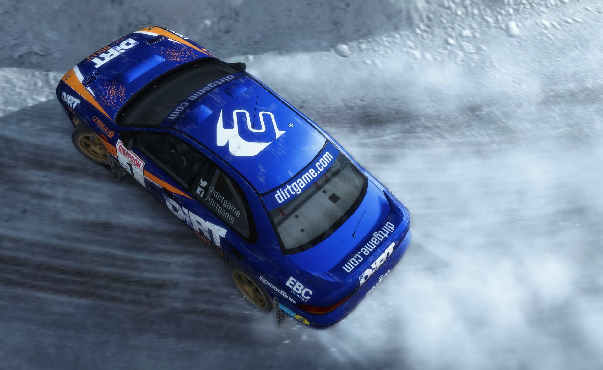 Dirt Rally 速霸陸雪地漂移 壁紙 — 一輛藍色和橙色的飄移車在高速冬季比賽中滑過雪地賽道時揚起雪花。