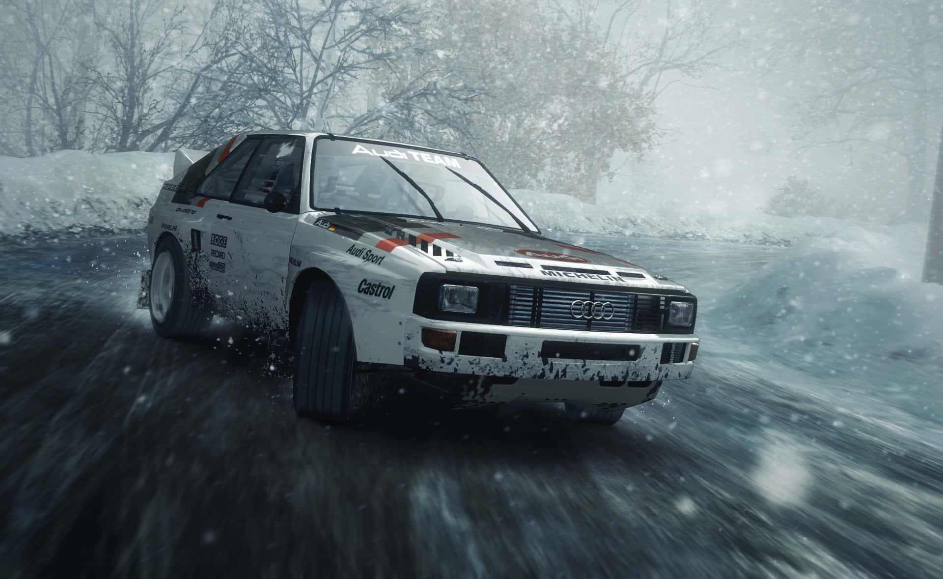 白色拉力賽車在冬季雪林中奔馳。
