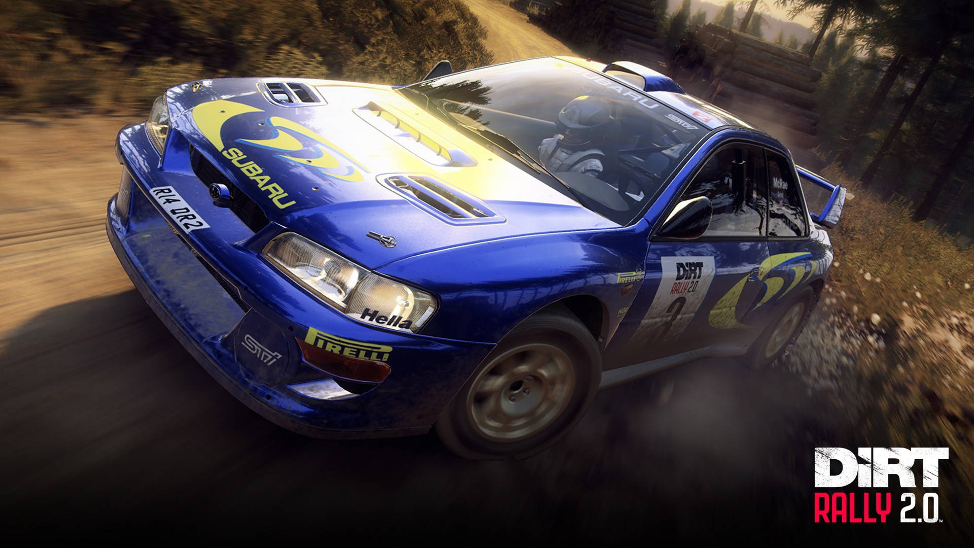 《Dirt Rally》金屬藍色Subaru 壁紙 — 一輛藍色的Subaru拉力賽車在塵土飛揚的森林賽道上疾馳，揚起灰塵和煙霧。