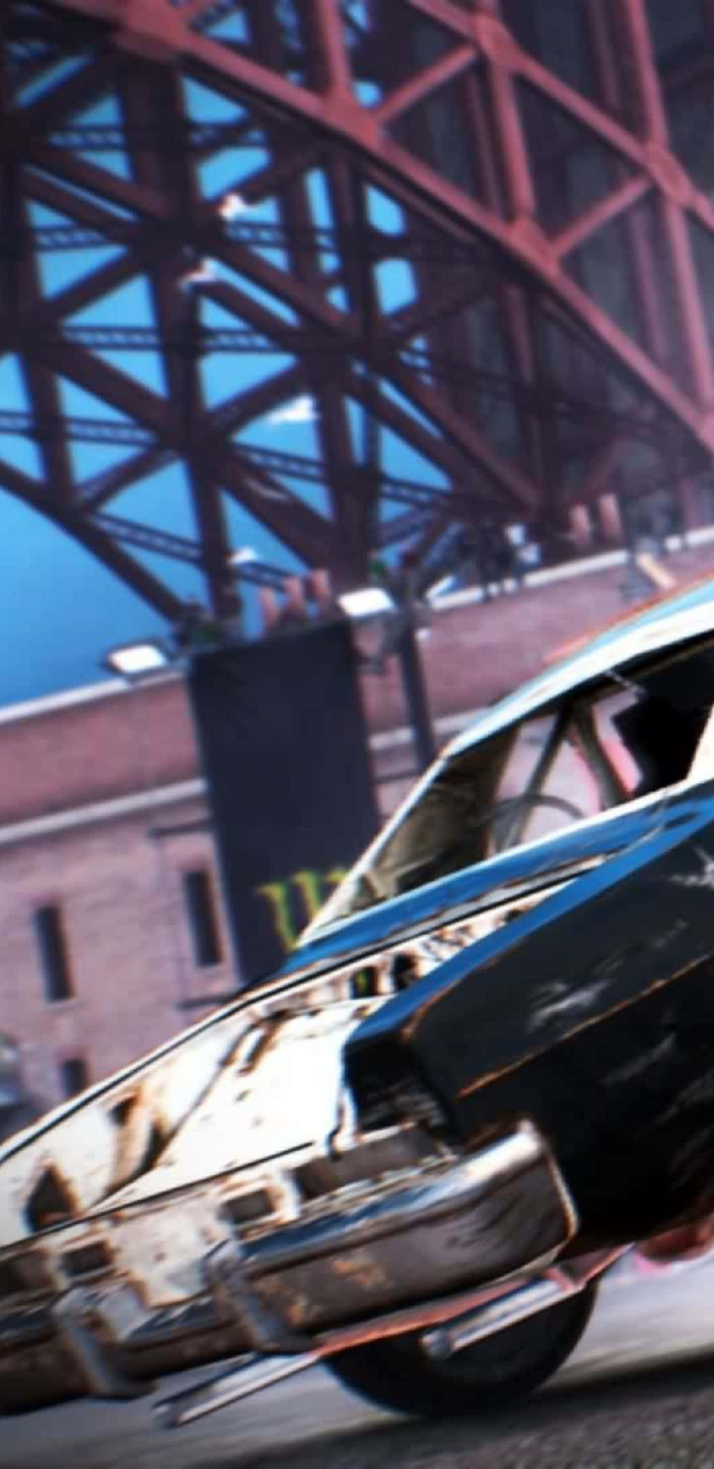 Dirt Showdown 爆發式賽車場景 壁紙 — 一輛老爺車在紅色鋼橋下飄移，帶有模糊動感和城市背景。