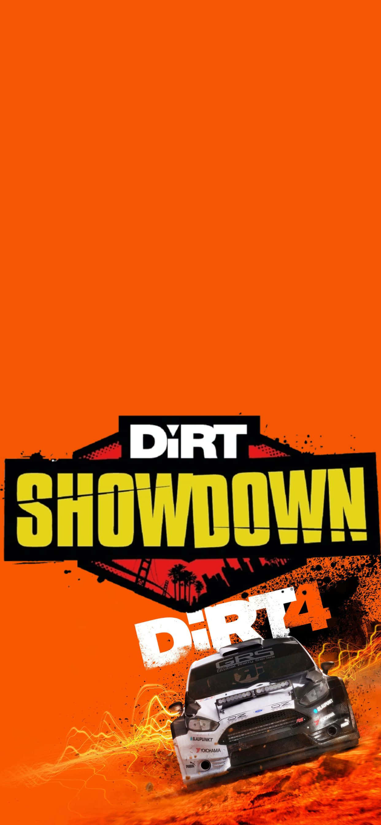 握緊方向盤，在 Dirt Showdown 中馳騁致勝 壁紙 — 一輛白色拉力賽車在橙色沙漠上飛馳，上方有「DiRT Showdown」標誌。