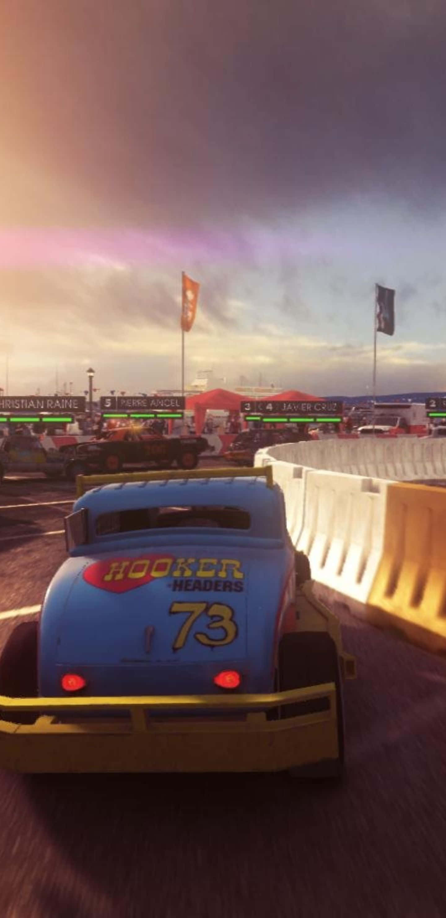 Dirt Showdown Hooker Headers 賽車背景 壁紙 — 一輛藍色賽車，編號73，在戲劇性的紫色和橙色天空下，於黃昏時分在賽道上疾馳。