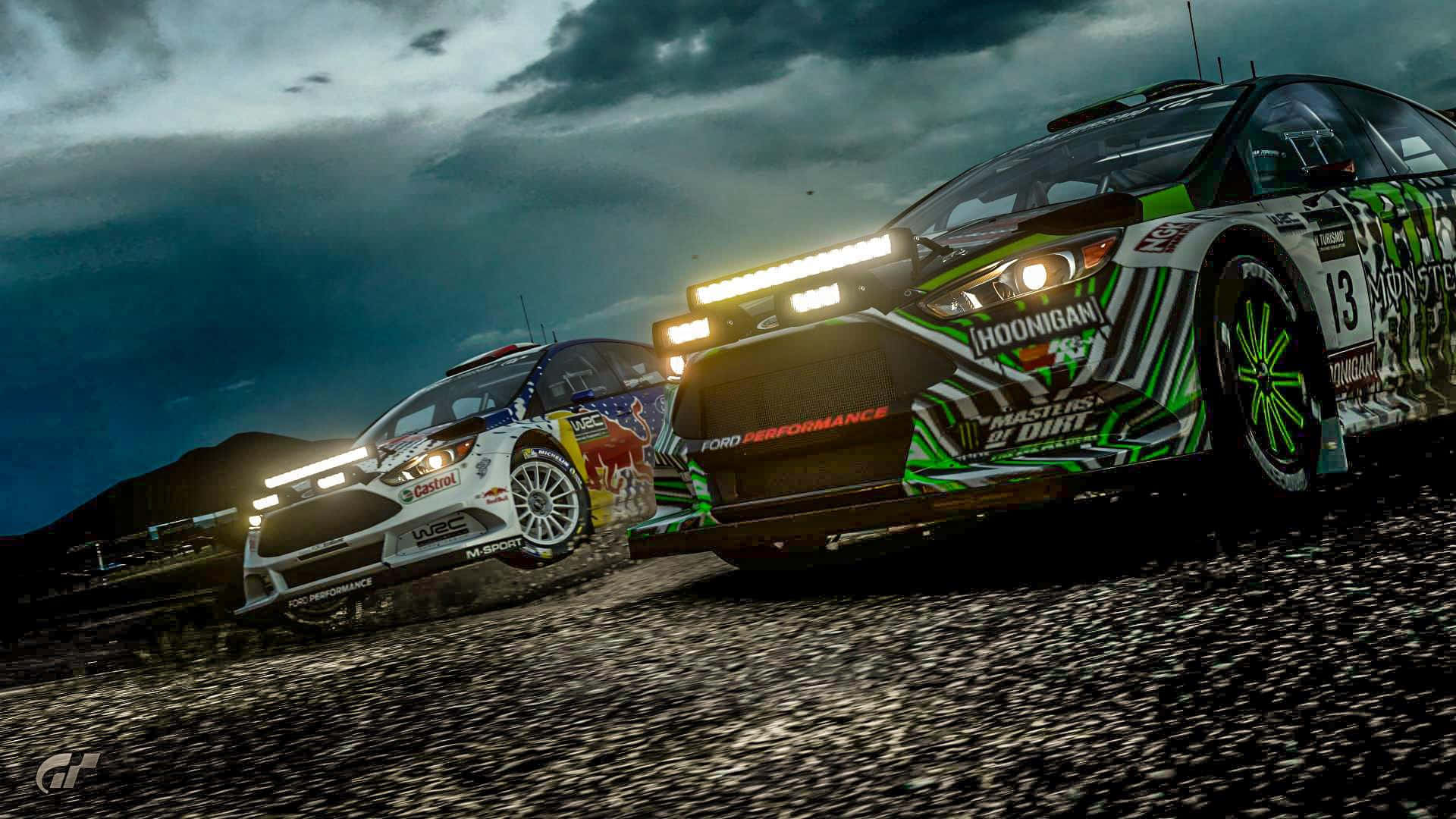 《Dirt Showdown》賽車高畫質動感壁紙 壁紙 — 兩輛拉力賽車在風暴黃昏的天空下並排行駛在碎石賽道上，戲劇性的車頭燈照亮了場景。