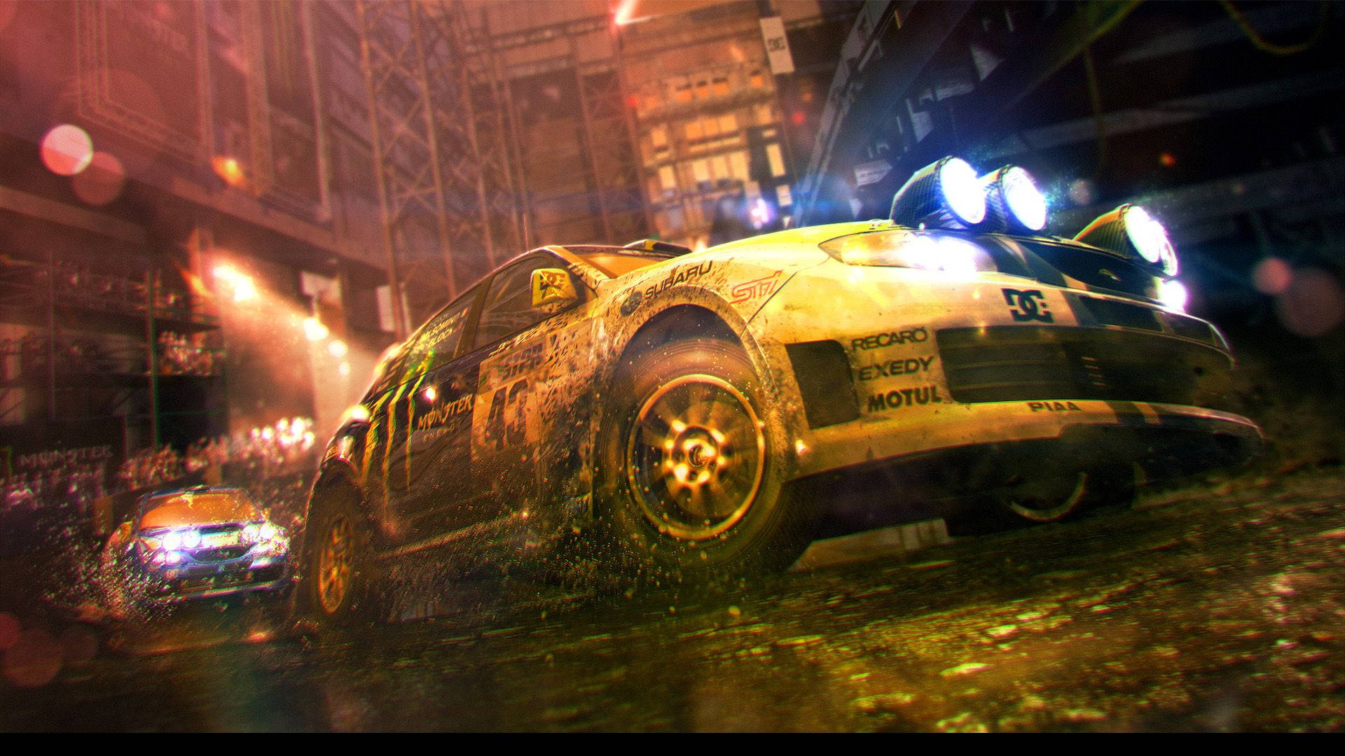《Dirt Showdown》夜間賽車 壁紙 — 一輛拉力賽車在擁擠的城市夜賽中，在霓虹燈下濺起泥水。