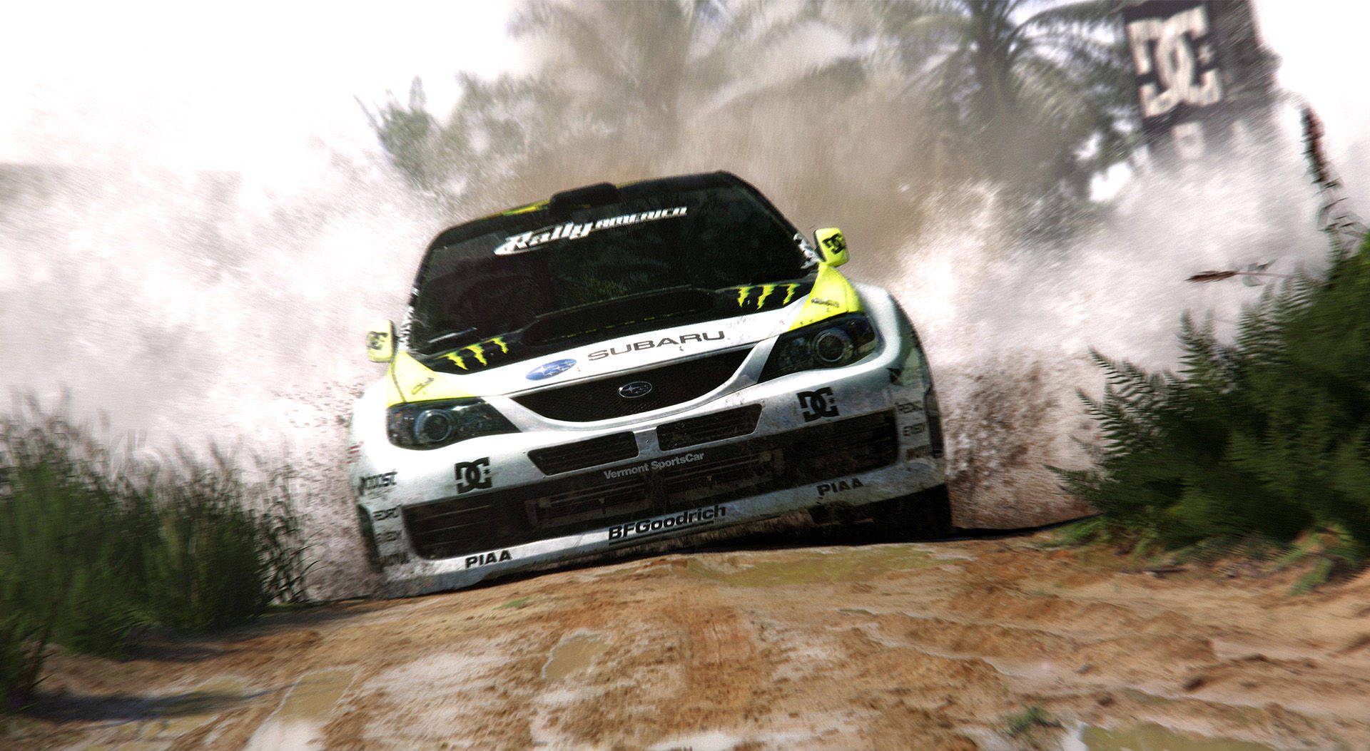 《Dirt Showdown》白色斯巴魯 壁紙 — 一輛帶有黃色點綴的白色Subaru拉力賽車在泥濘的森林賽道上飛馳，濺起水和泥土。