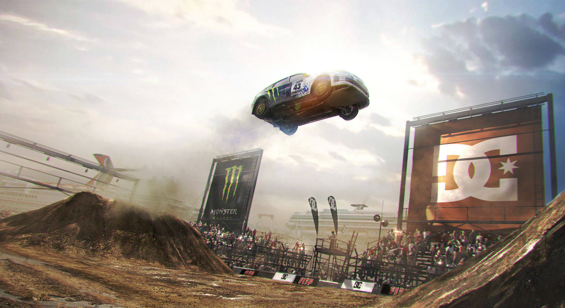 《Dirt Showdown》賽車騰空 壁紙 — 一輛拉力賽車在陰天之下，飛越一個充滿歡呼粉絲的體育場內的土坡跳躍。