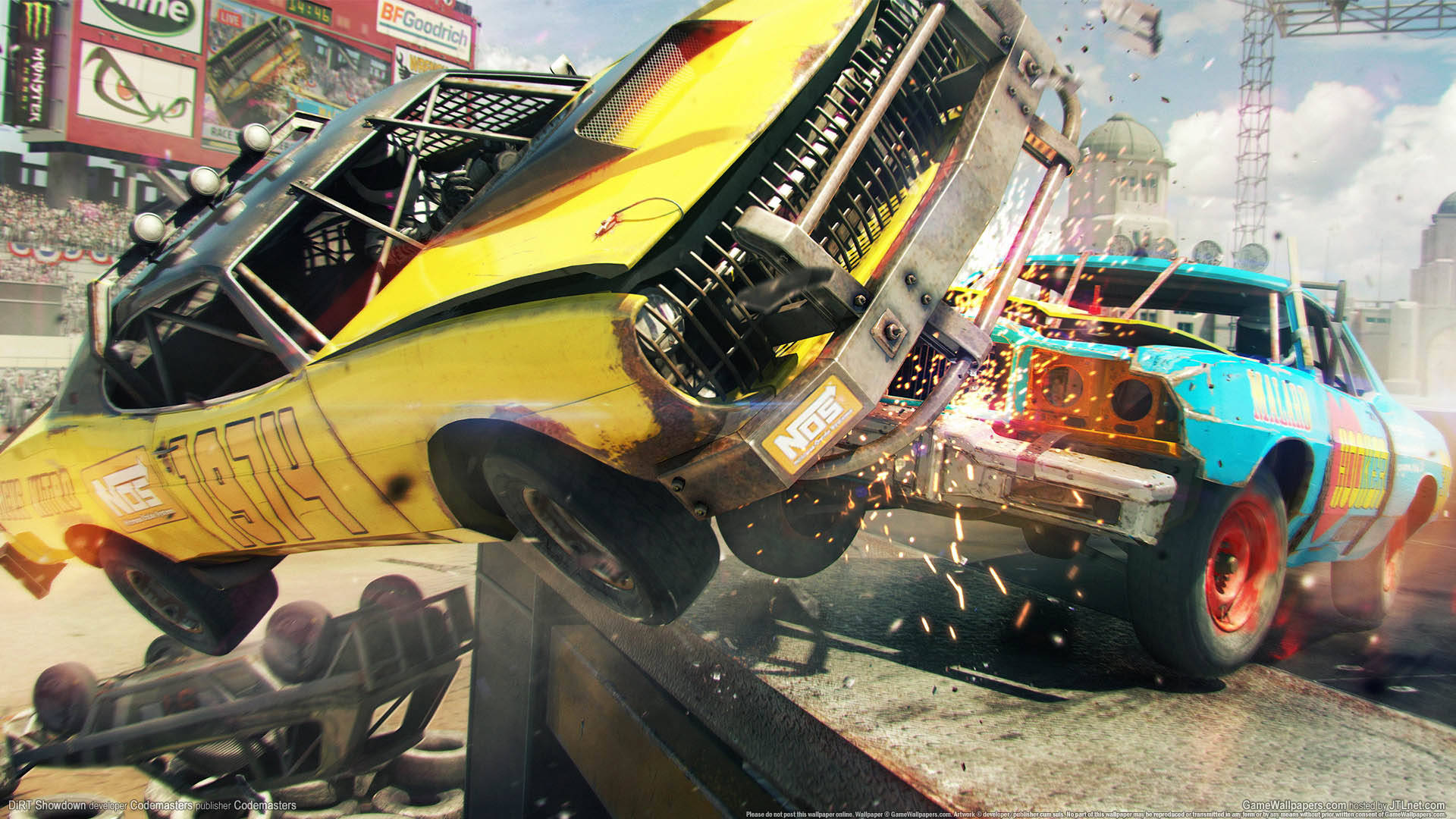 《Dirt Showdown》驚心車禍 壁紙 — 兩輛損毀的 demolition derby 賽車在體育場內猛烈相撞，火花四濺，人群觀看。