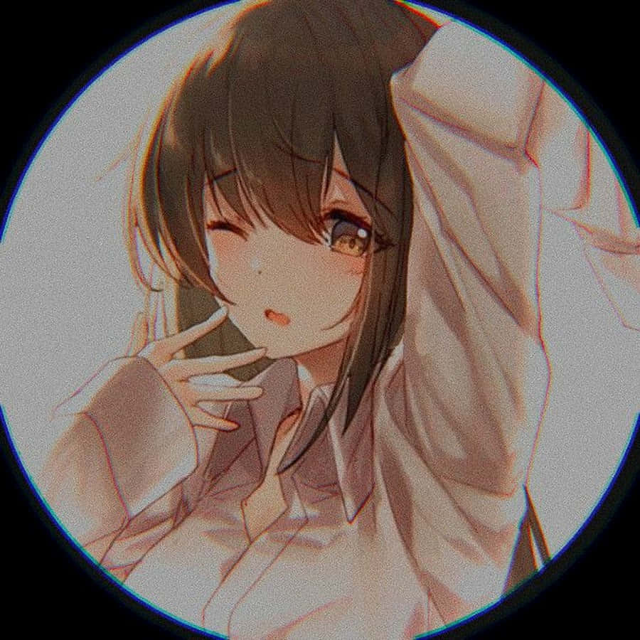Discord 動漫風格害羞女孩頭像 壁紙 — 一個圓形動漫女孩，棕色頭髮，單眼眨眼，在柔和溫暖的光線下拿著她的襯衫。