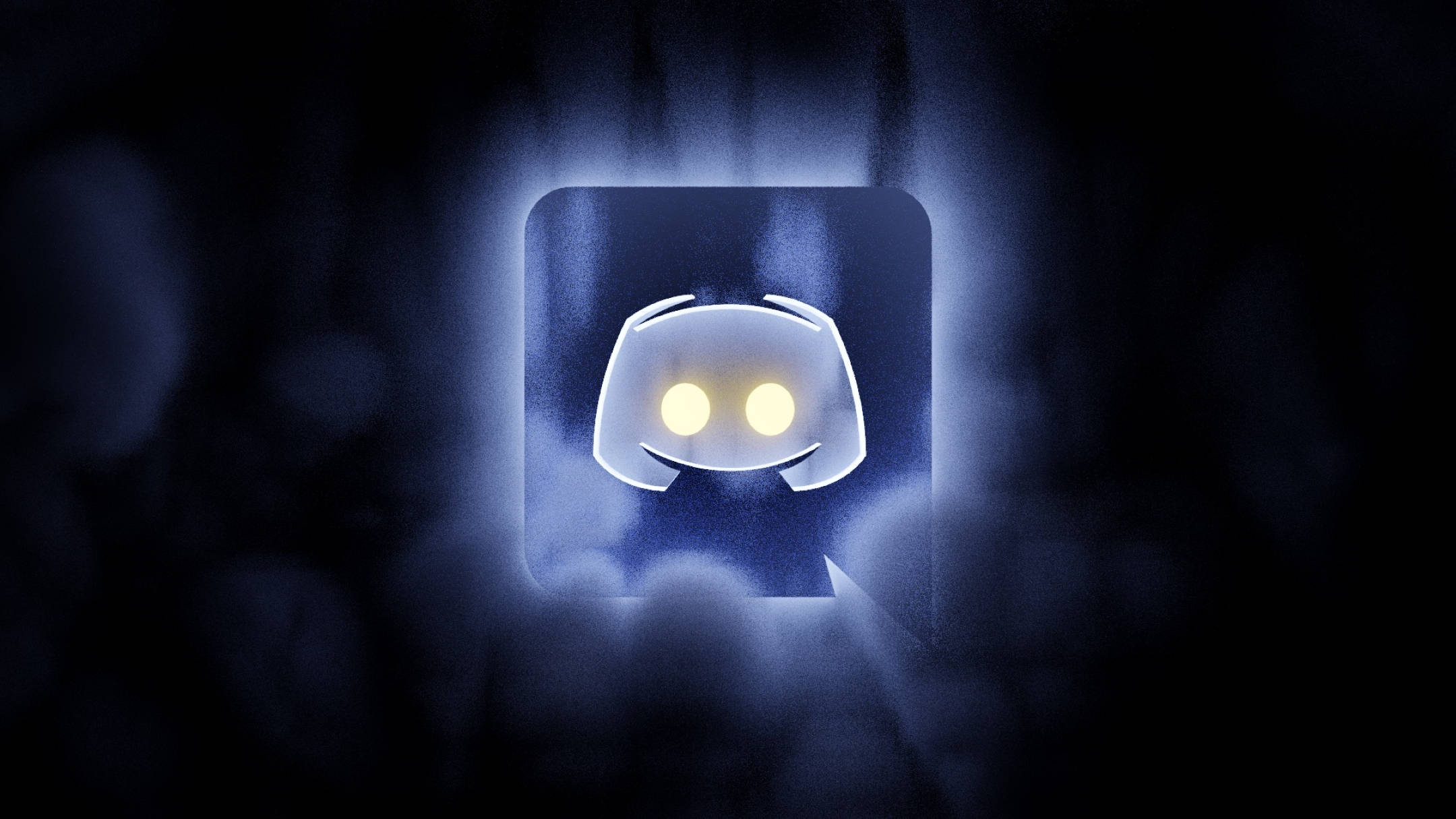 Discord Clyde 模糊藝術 壁紙 — 一個發光的藍色Discord標誌，帶有明亮的黃色眼睛，從黑暗的迷霧中出現在神秘的數位場景中。