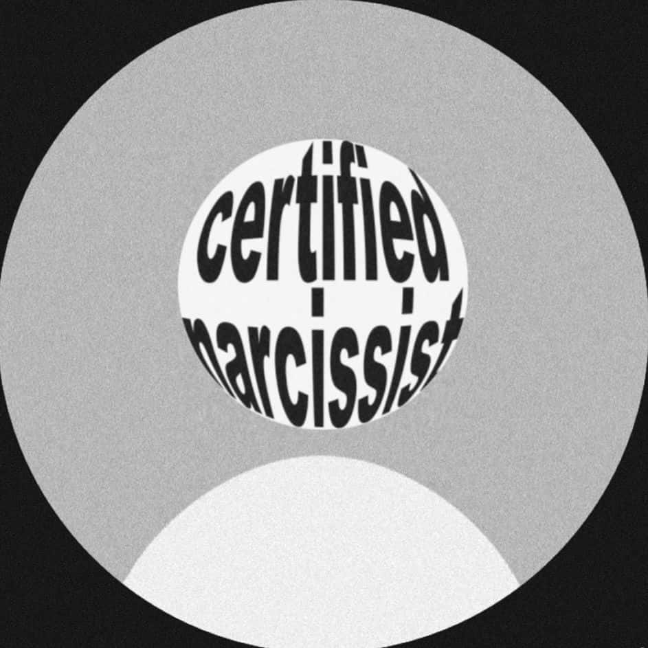 用酷炫Discord頭像開啟全新遊戲體驗 壁紙 — 一幅鮮明的黑白圖形，展示「certified narcissist」字樣纏繞在一個球體上，背景為圓形漸變。