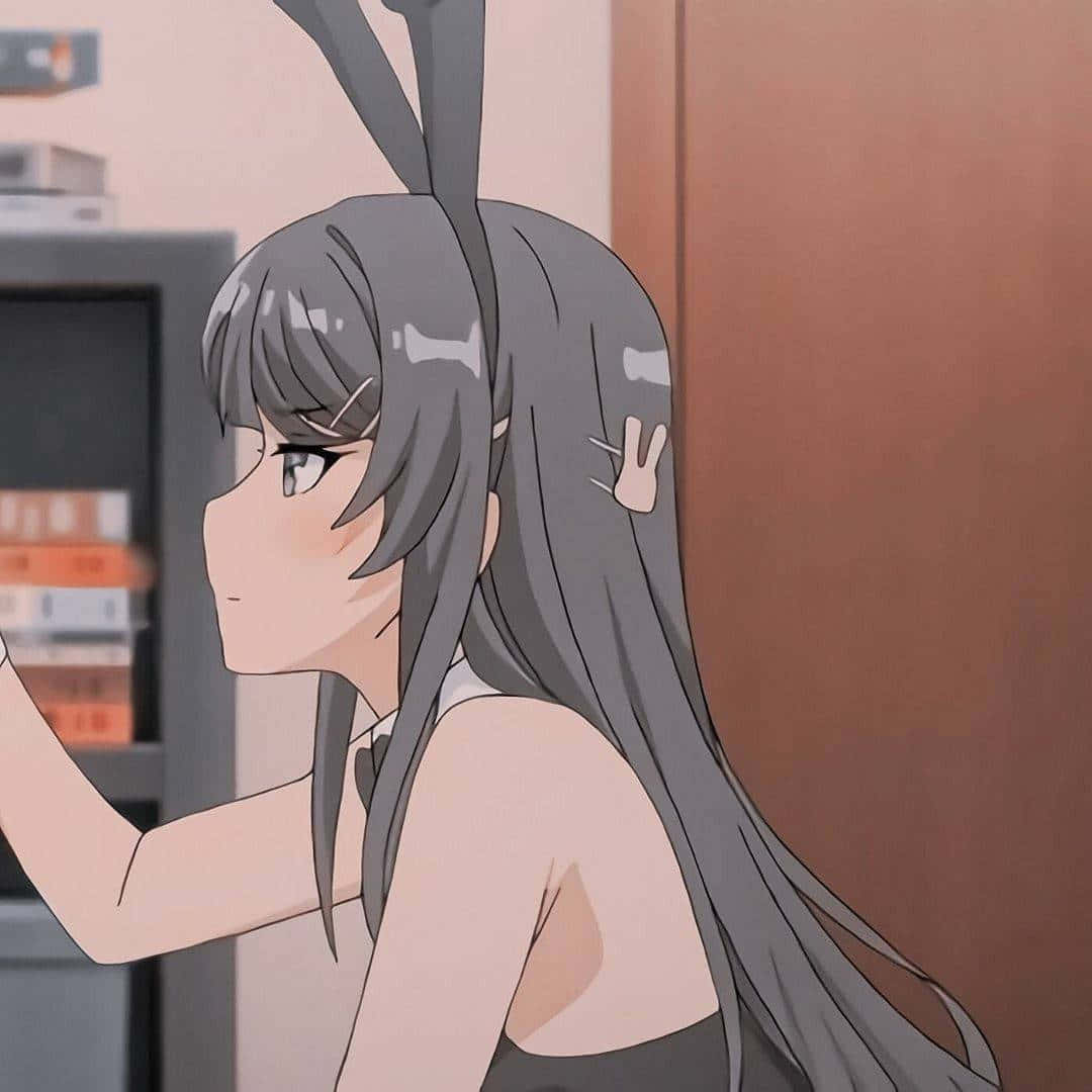 灰色頭髮和兔耳朵的動漫女孩在室內靠著牆。