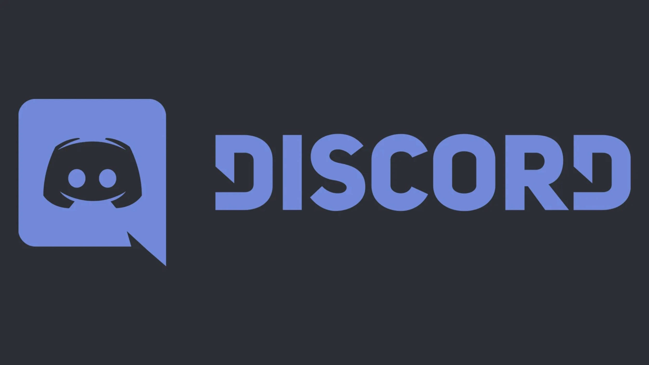 Discord 標誌與字體 壁紙 — Discord 標誌，包含一個藍色對話氣泡，帶有微笑臉圖示和粗體藍色文字，背景為深灰色。
