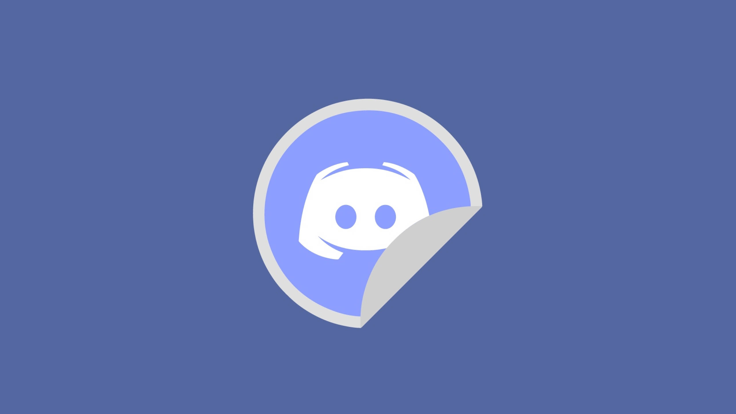 Discord 標誌貼紙風格圖案 壁紙 — 一個白色Discord標誌貼紙在純藍色背景上剝離。