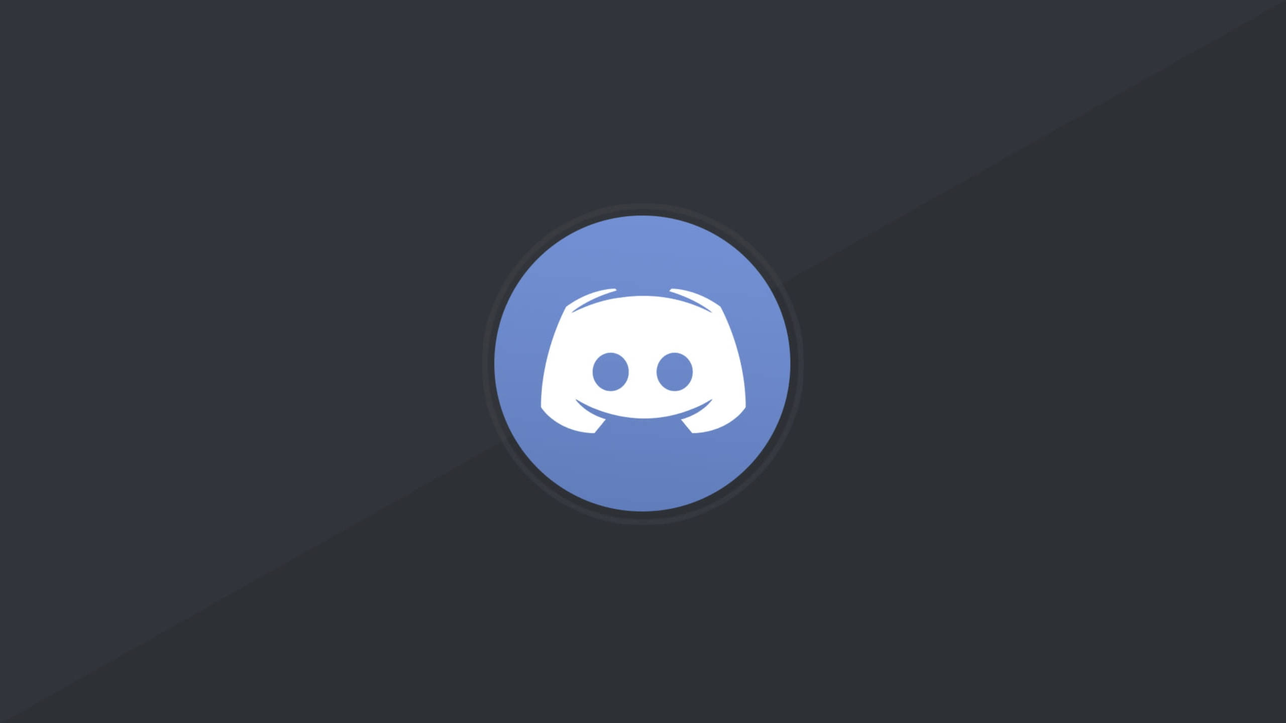 Discord——玩家的交流中心 壁紙 — 一個白色 Discord 標誌置中於藍色圓形內，背景為深灰色斜向漸變。