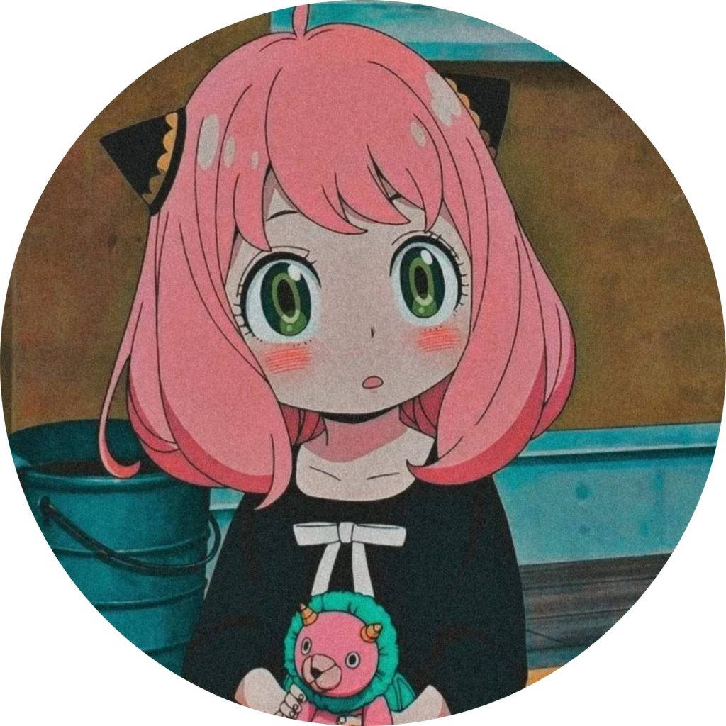 Discord 用 Anya Forger 個人頭像 壁紙 — 一個可愛的動漫女孩，粉紅色頭髮和綠色眼睛，拿著一個粉紅色的小毛絨玩具，背景是青綠色的水桶。