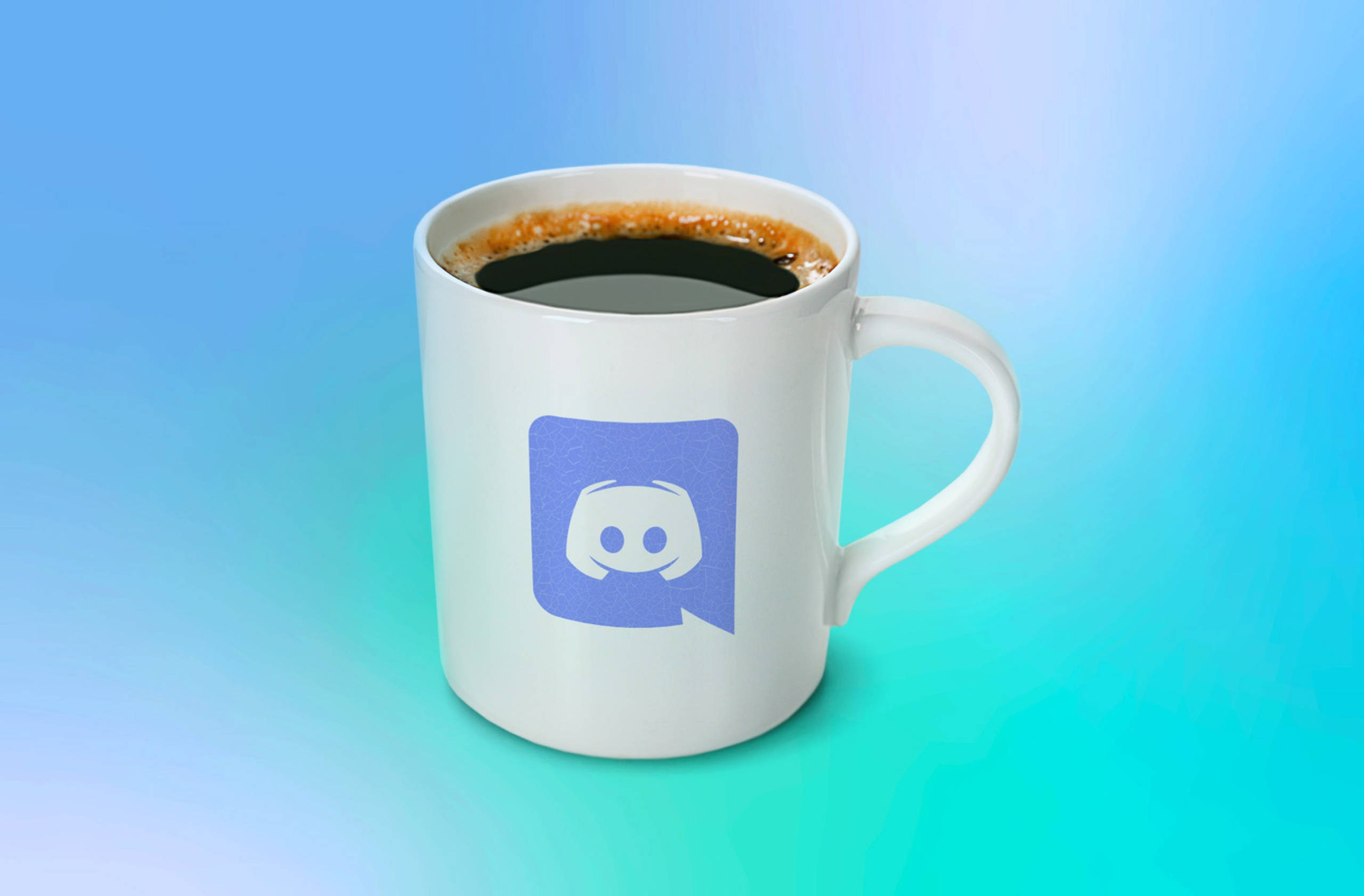 Discord咖啡杯圖案 壁紙 — 一個帶有 Discord 標誌的白色陶瓷杯，裝滿黑咖啡，背景為漸變藍色和藍綠色。