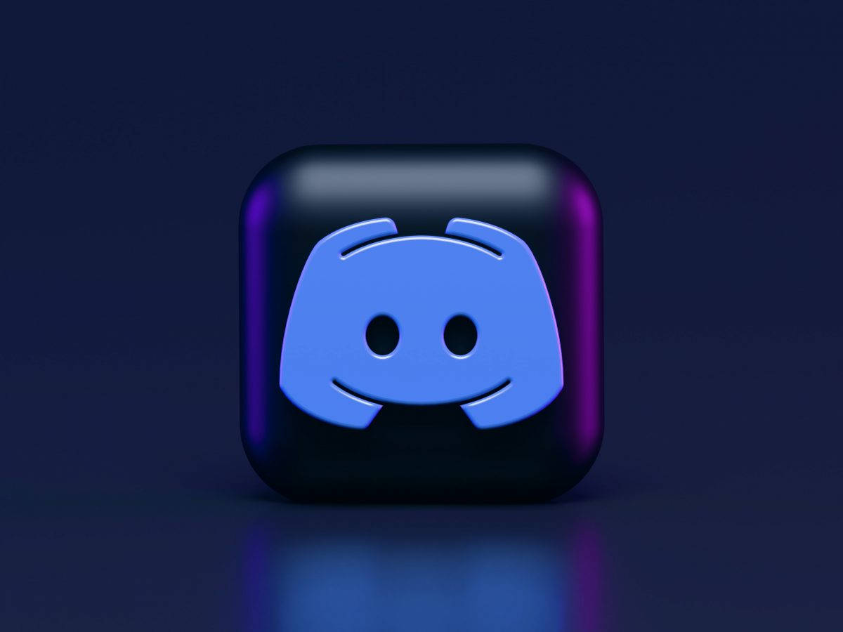 亮面黑色應用程式圖示，帶有發光藍色 Discord 標誌，置於深色背景上。