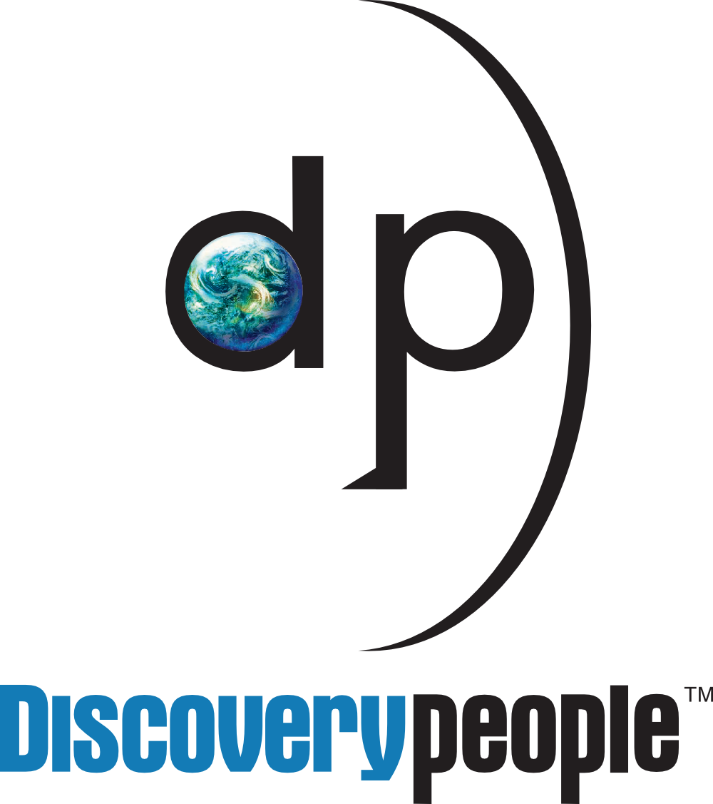 Discovery People Logo 壁紙 — 帶有風格化 dp 字母的標誌，其中 d 包含一個旋轉的藍綠色地球儀，一條彎曲的線形成微笑。