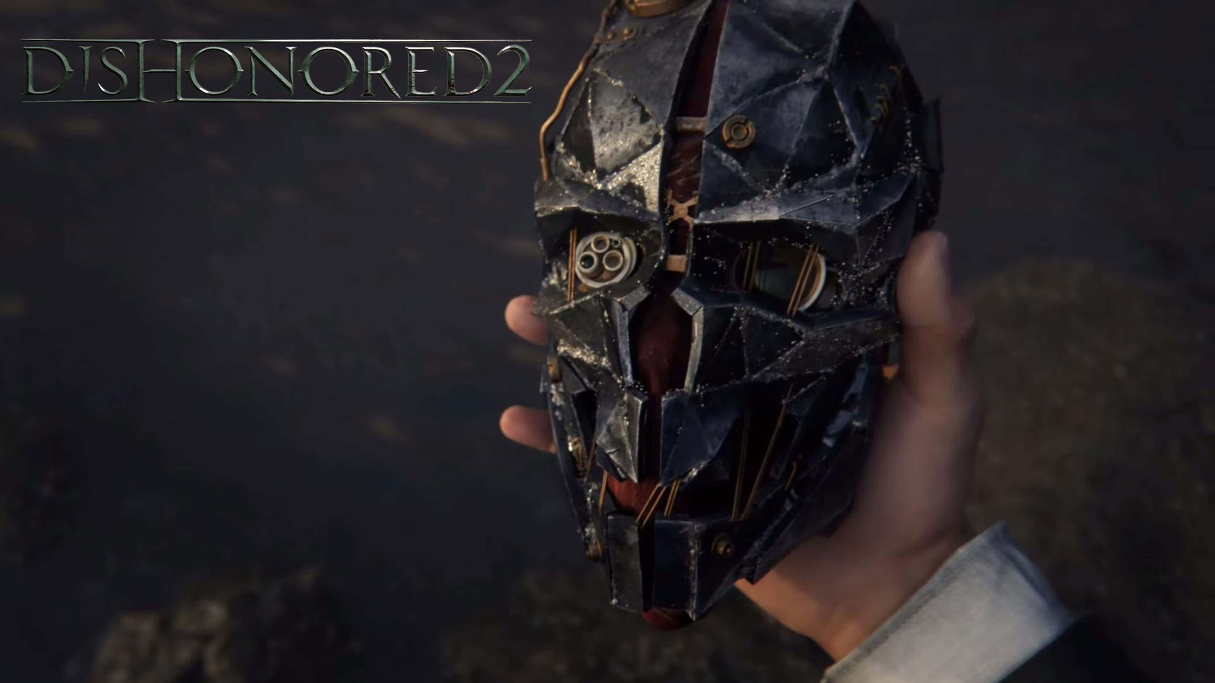 《Dishonored 2》4K面具壁紙 壁紙 — 一隻手拿著一個破碎的、華麗的黑色面具，帶有黃銅裝飾，背景陰暗粗糙。