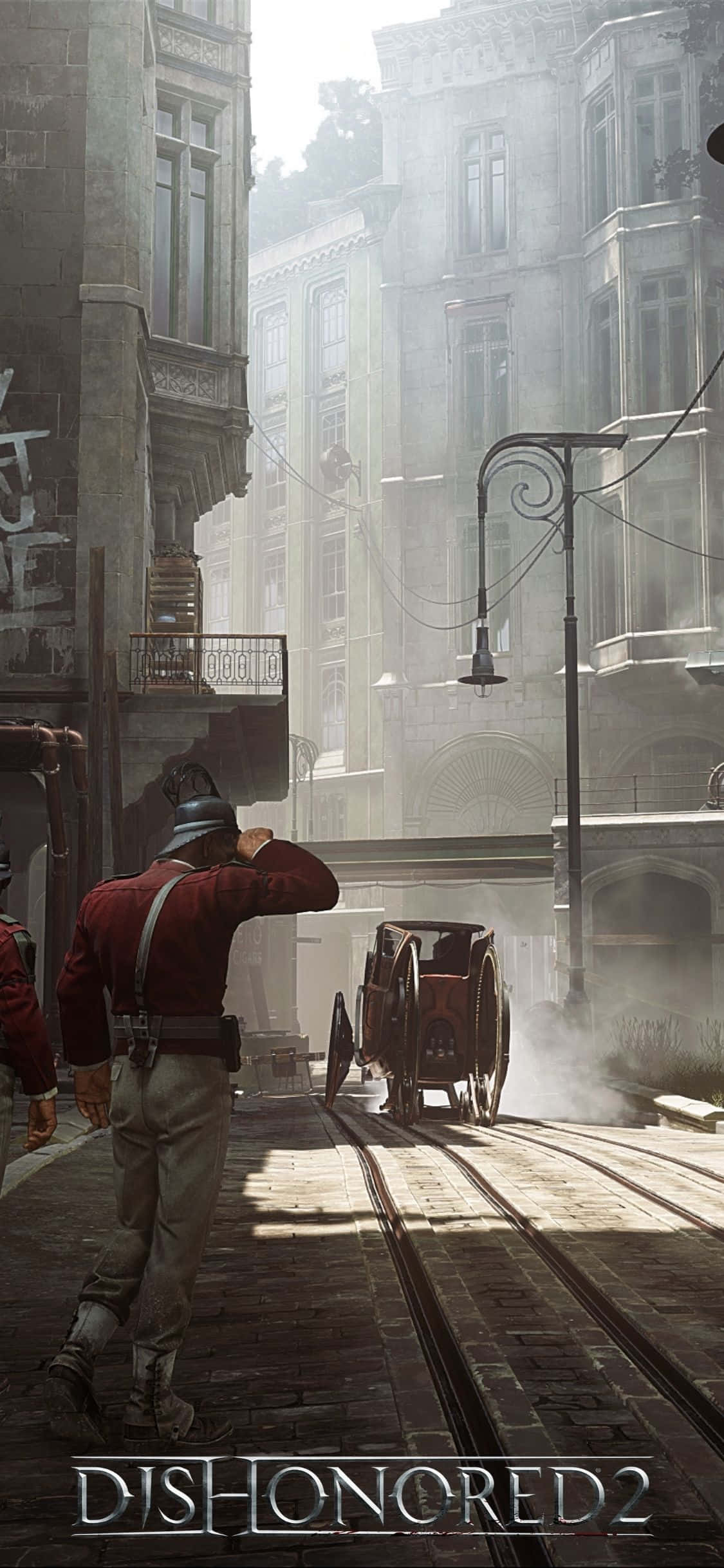 Dishonored 2 - 城市戰場風景 壁紙 — 一名身穿紅色外套的士兵在霧氣瀰漫的蒸氣龐克城市街道上，向著復古馬車和高聳建築物敬禮。