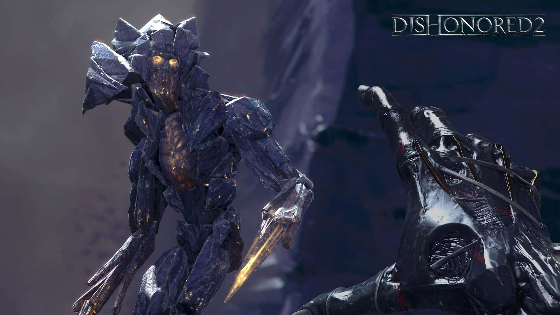 《Dishonored 2》最佳背景：虛空祭壇 壁紙 — 一個帶有發光眼睛的威脅性石魔像在黑暗粗糙的遊戲場景中揮舞刀刃對著一隻戴手套的手。