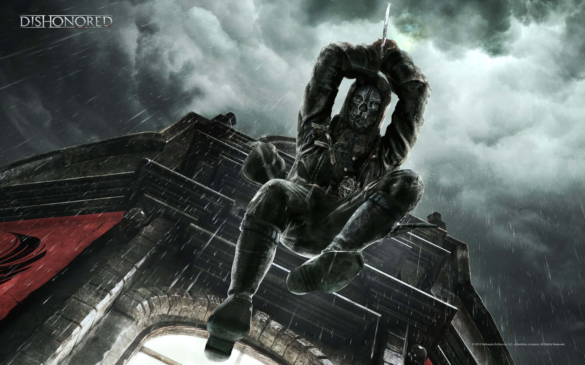 《Dishonored 2》最佳背景：科沃·阿坦諾俯衝攻擊 壁紙 — 一個戴面具的刺客在雨中的城市景觀中，在暴風雨的天空下，於石拱門上方緊握著一把刀。
